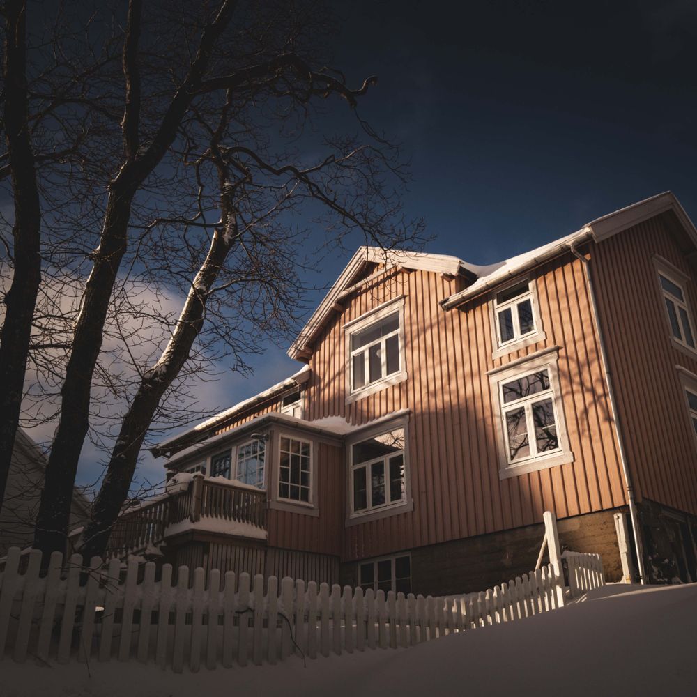 Uny Lelant — professional movers carrying furniture on a house move