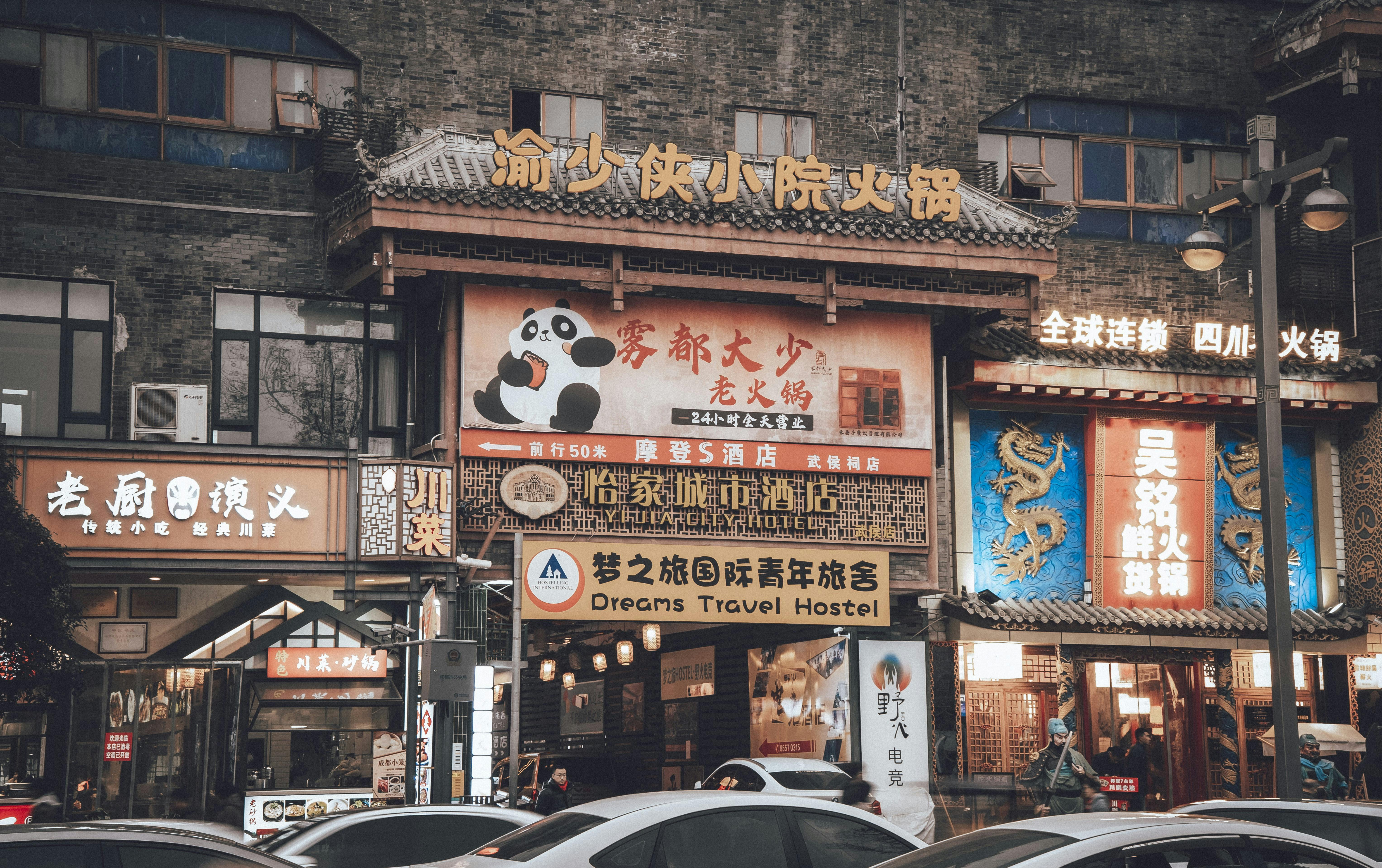 Gratis Vivace strada asiatica con negozi, insegne e architettura tradizionale. Foto a disposizione