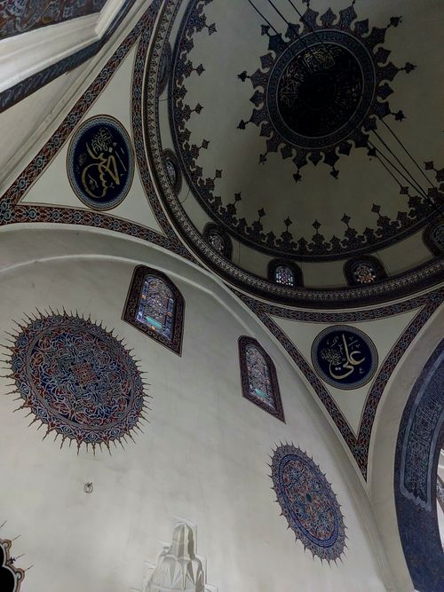 Free Captivating view of the ornate dome ceiling inside a mosque in Afyonkarahisar, Türkiye. Stock Photo