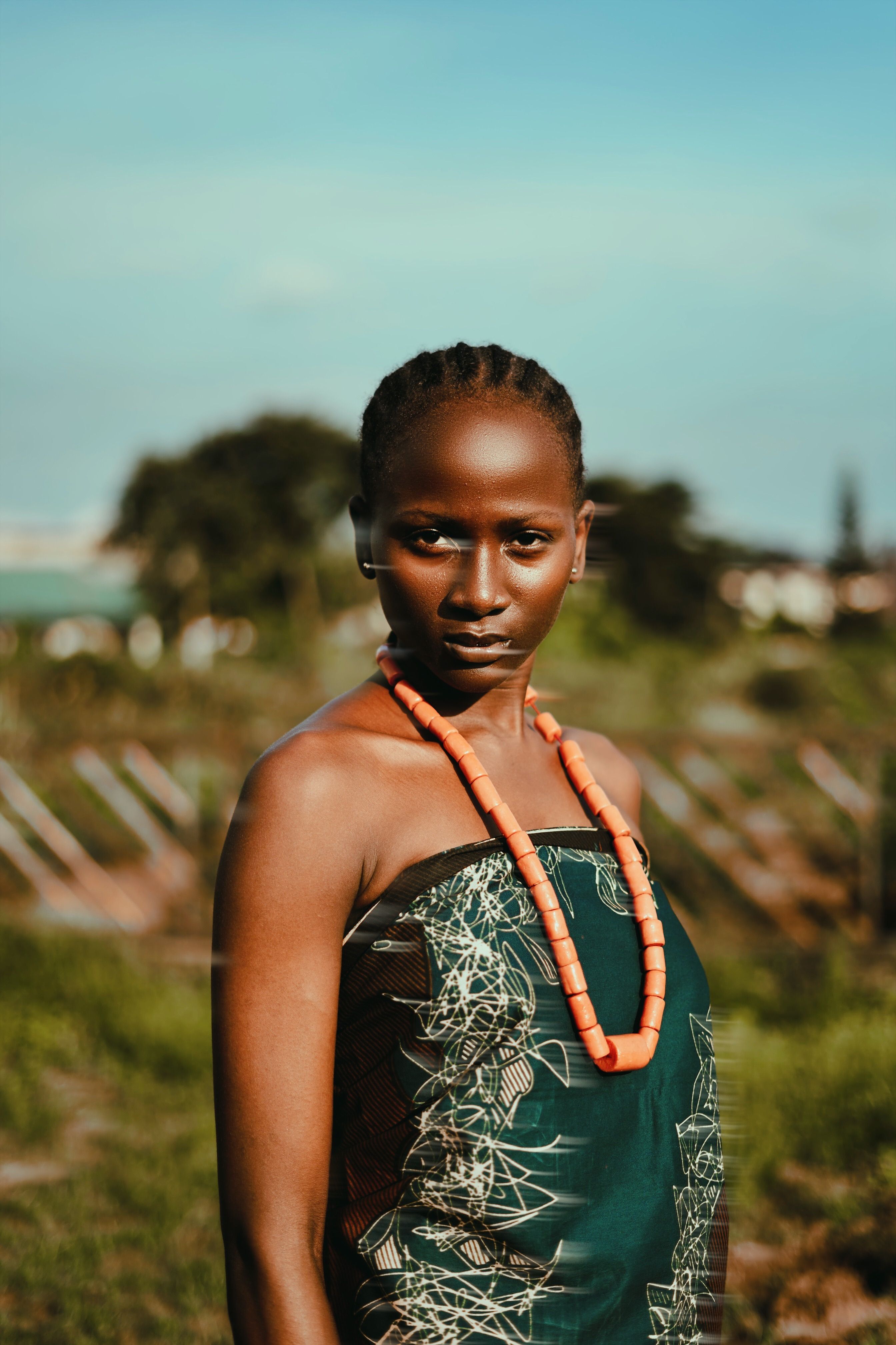 Portrait D'une Femme En Tenue Traditionnelle Africaine En Extérieur ...