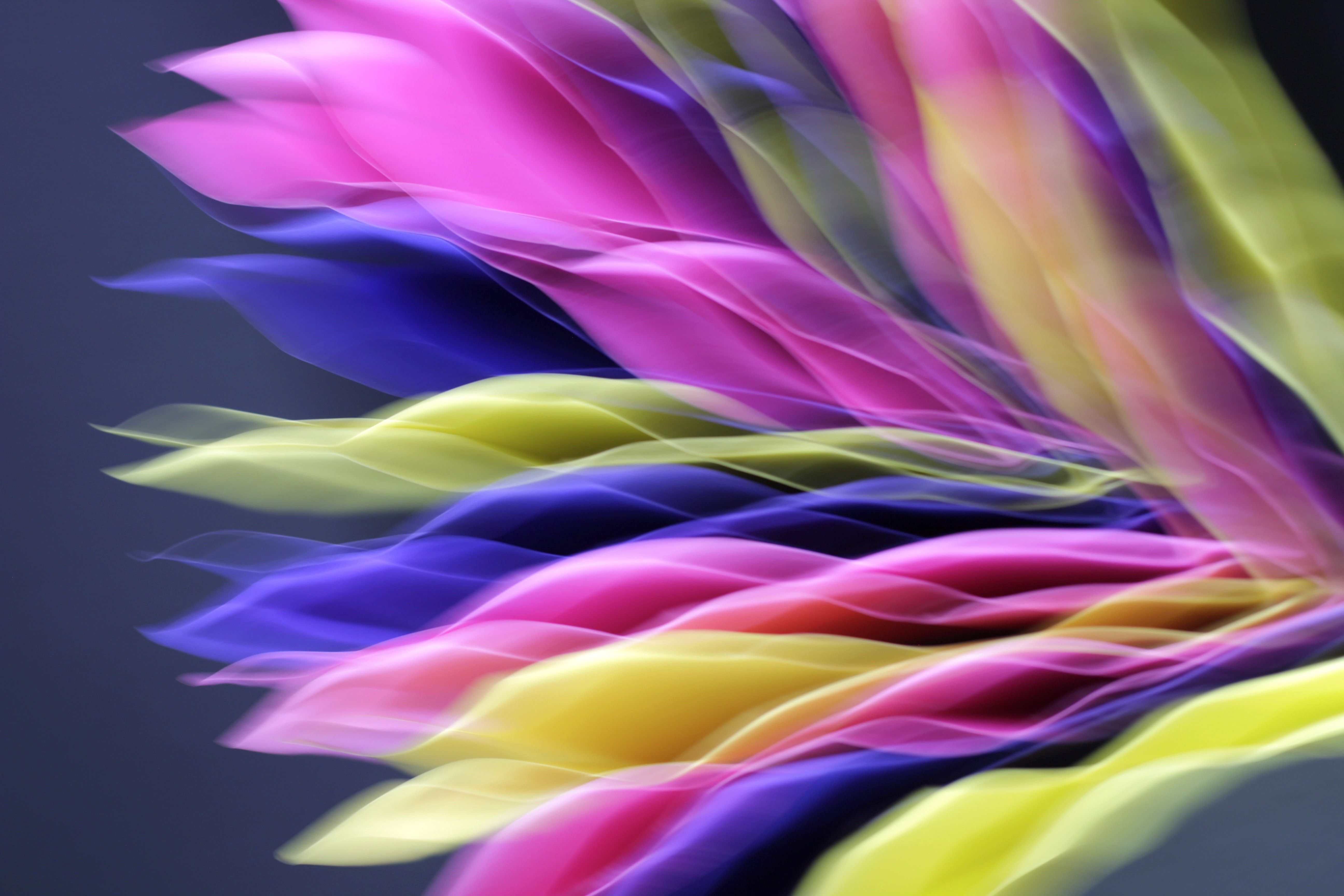 Fotomural Imagen abstracta colorida que presenta formas difusas y onduladas en tonos vibrantes de rosa, púrpura y amarillo.