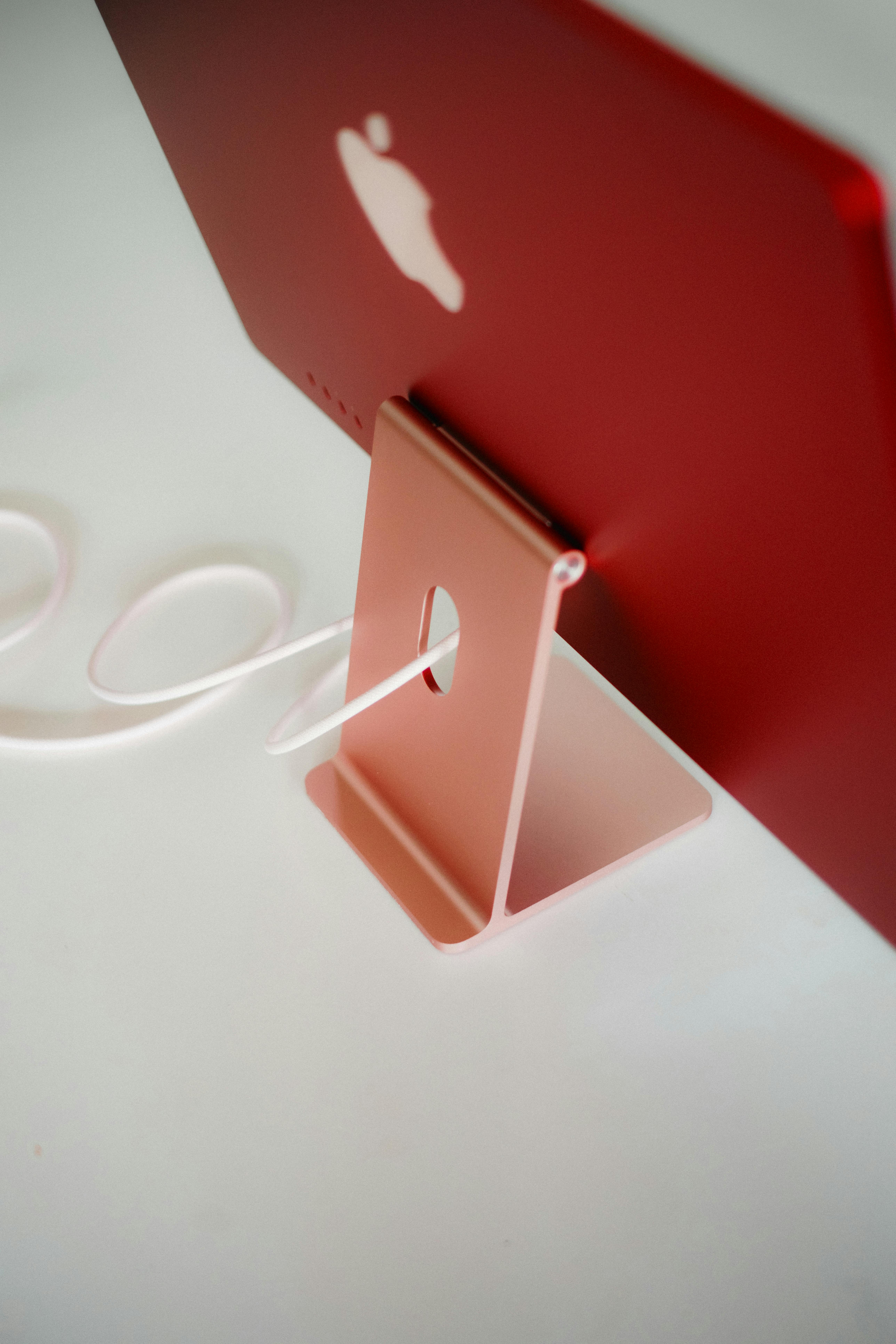 bezplatná Minimalistický pohled na červený stolní počítač zezadu s elegantním designem. Základová fotografie