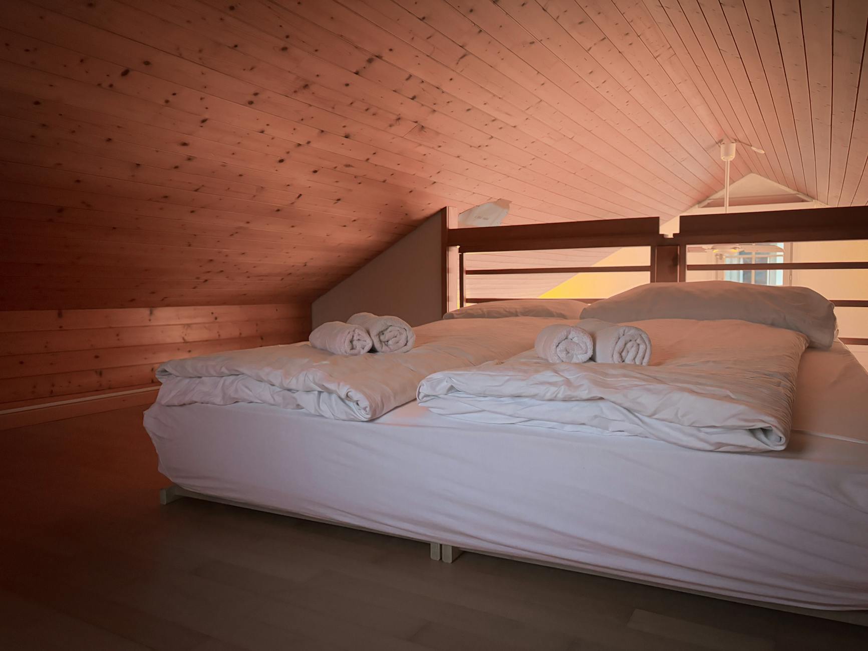 https://www.pexels.com/photo/cozy-loft-bedroom-with-wooden-ceiling-29976308/