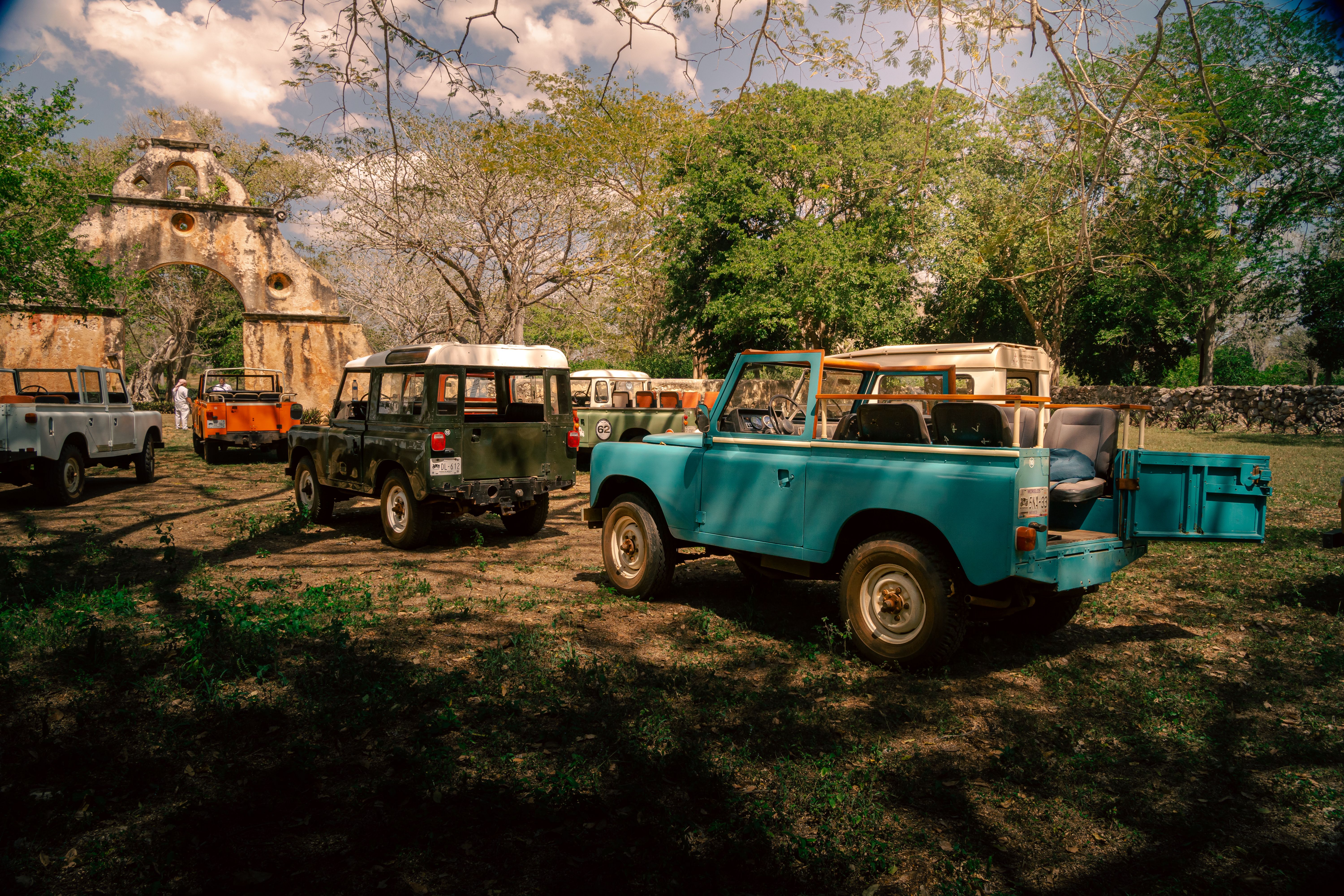 Vintage Land Rovers in Scenic Outdoor Setting · Free Stock Photo