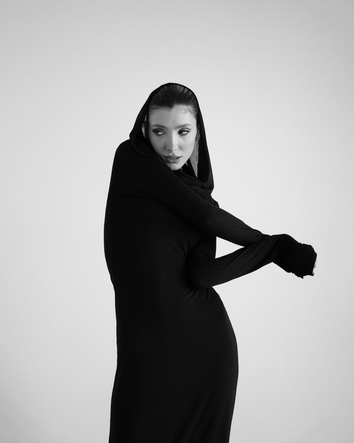 Mannequin en robe noire à capuche, en noir et blanc