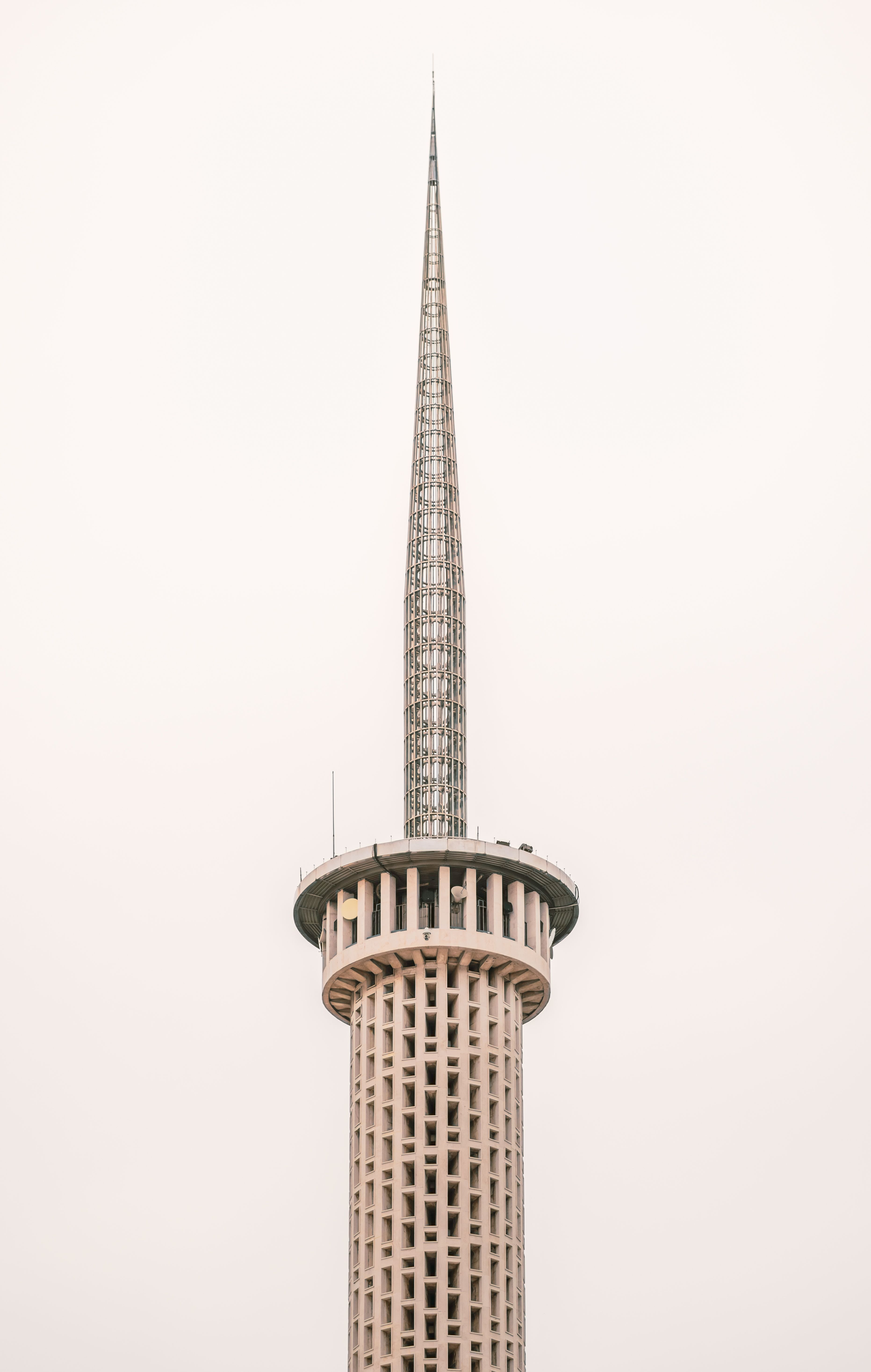 De franc Vista detallada del minaret de la mesquita Istiqlal contra un cel neutre a Jakarta, Indonèsia. Foto d'estoc