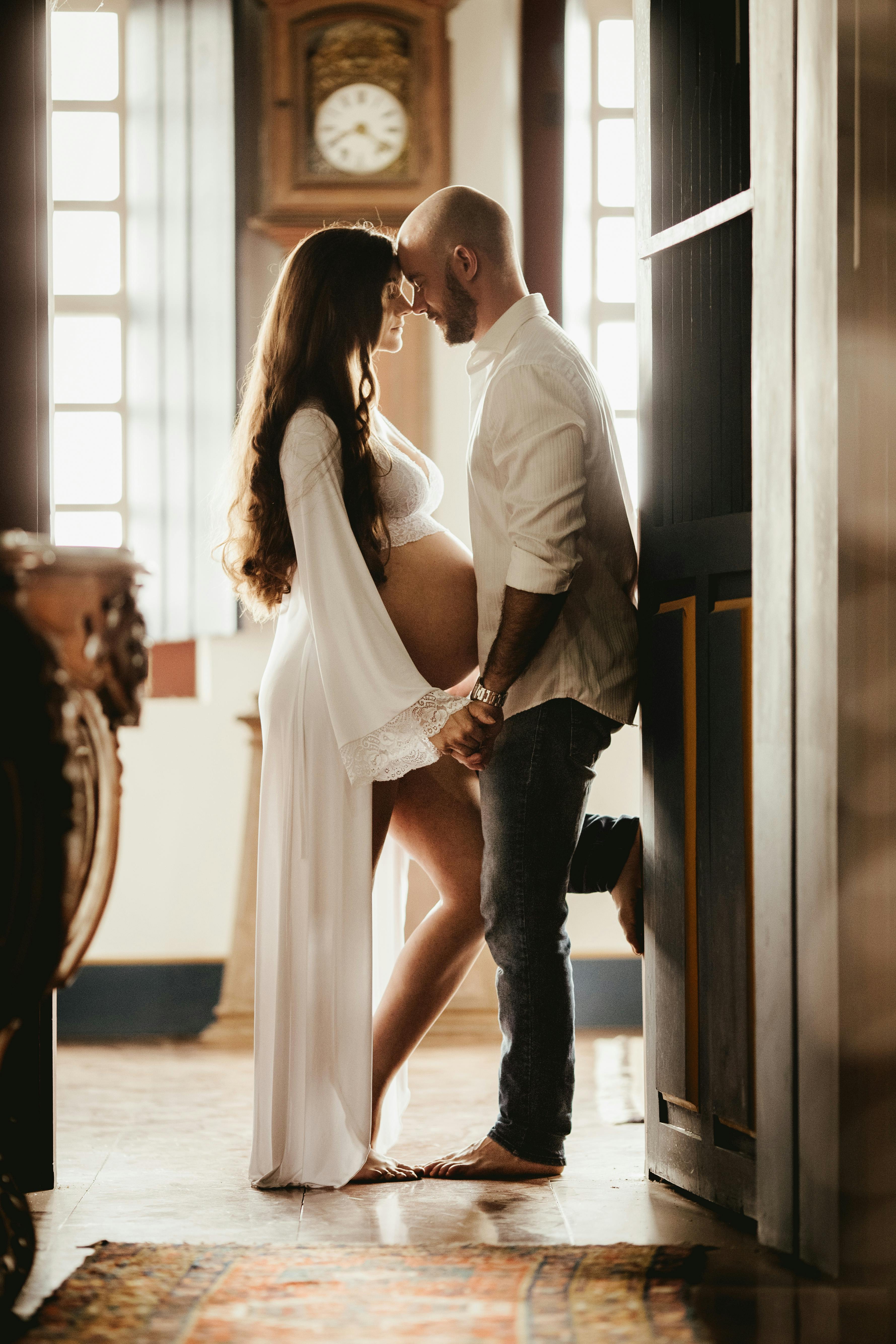 16 Babymoon Photoshoot Ideas, Classy and Out of the Box Suggestions |  Maternity photography poses couple, Couple pregnancy photoshoot, Maternity  photography poses outdoors
