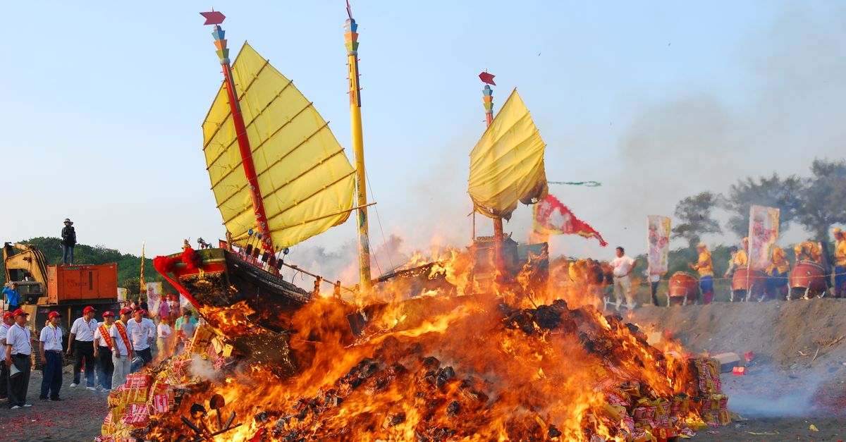 Fire Buring Ritual Traditional Boat Burning Ritual Festival Ceremony · Free Stock Photo