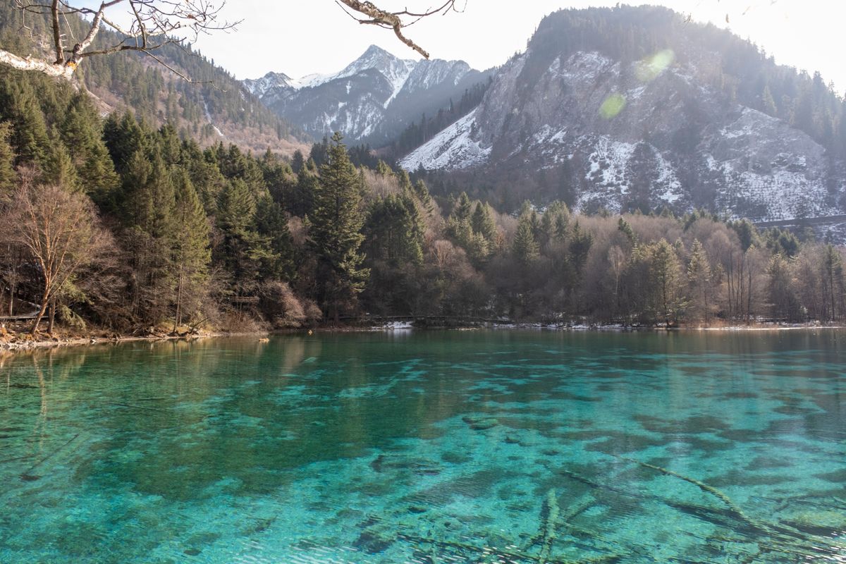 Lac turquoise dans les Alpes, image d’illustration