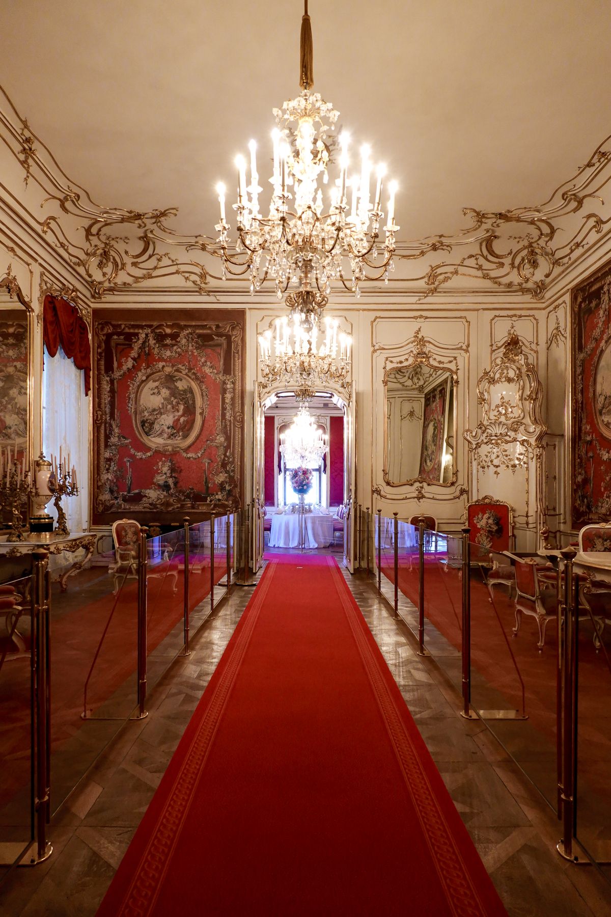 Intérieur baroque élégant avec lustres