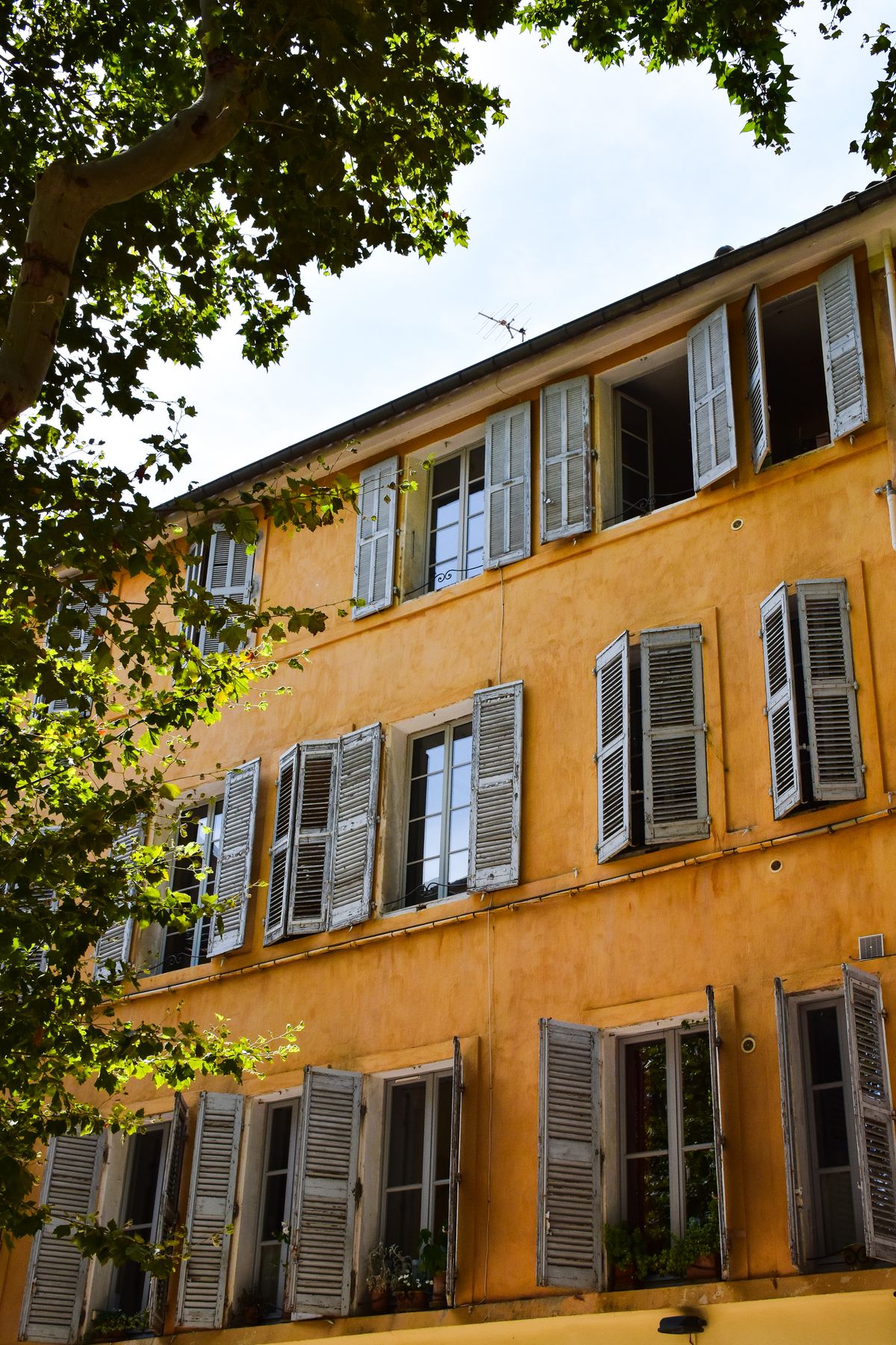 Volets provençaux typiques sur une façade aixoise