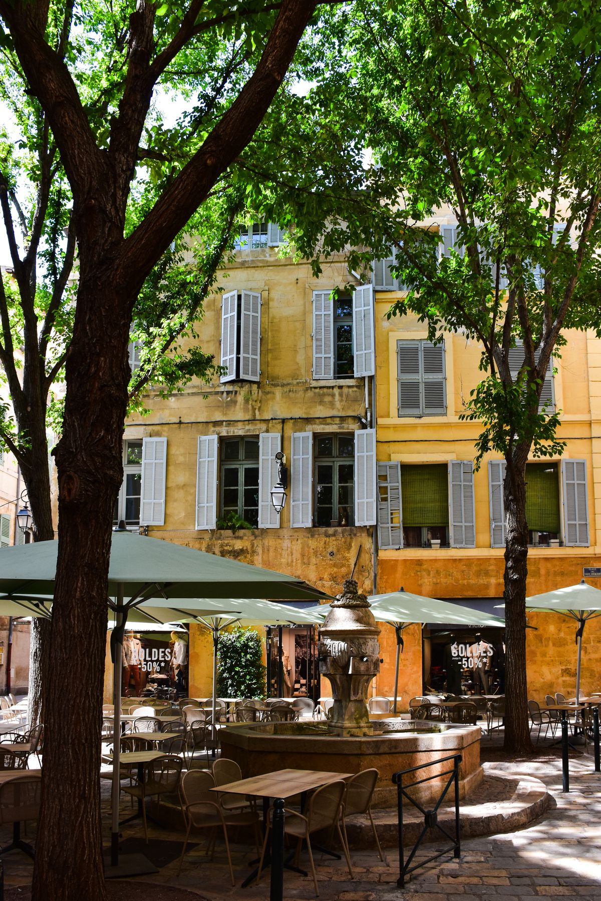 Terrasse de café animée dans le centre d'Aix-en-Provence