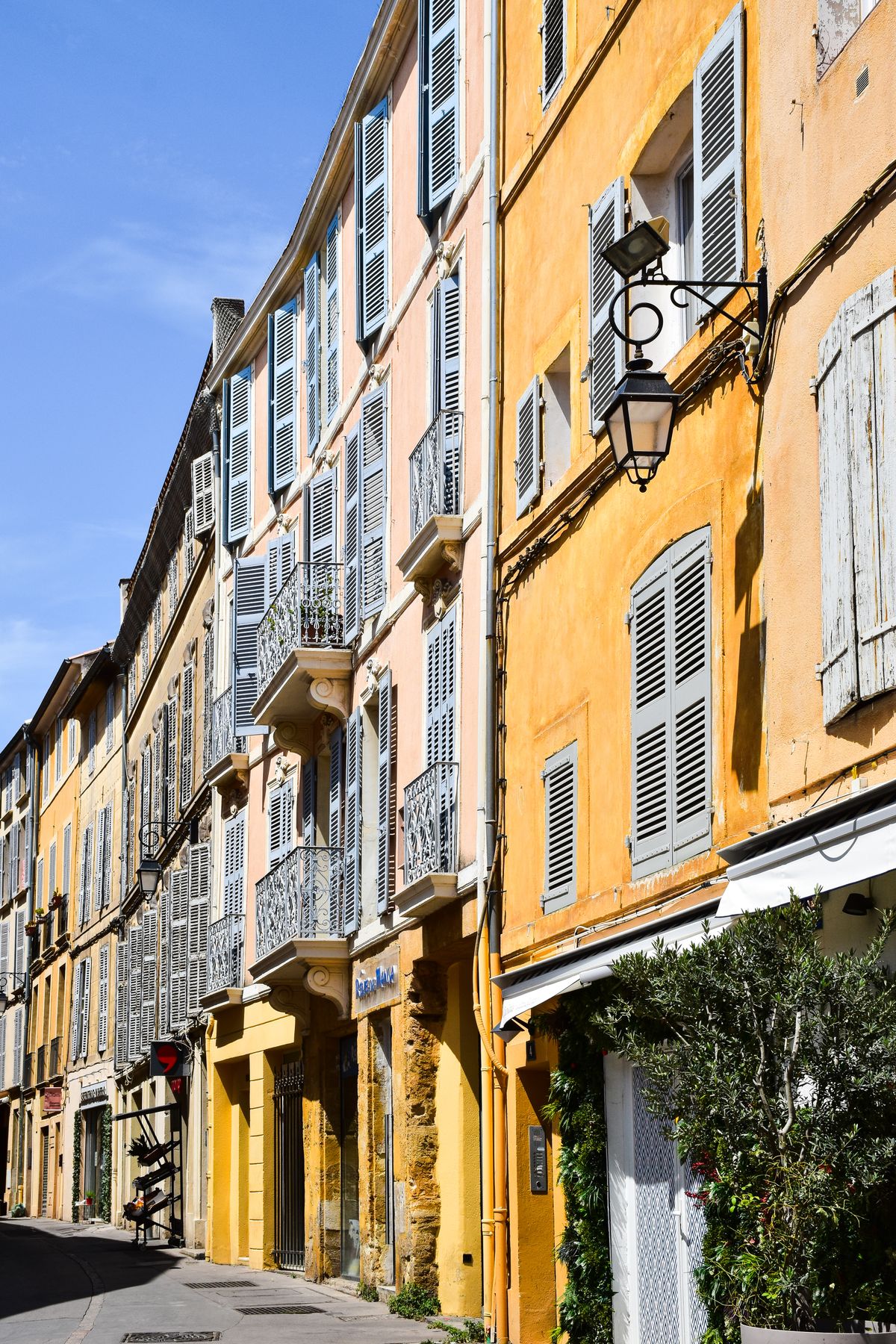 Architecture typique d'une rue historique d'Aix-en-Provence