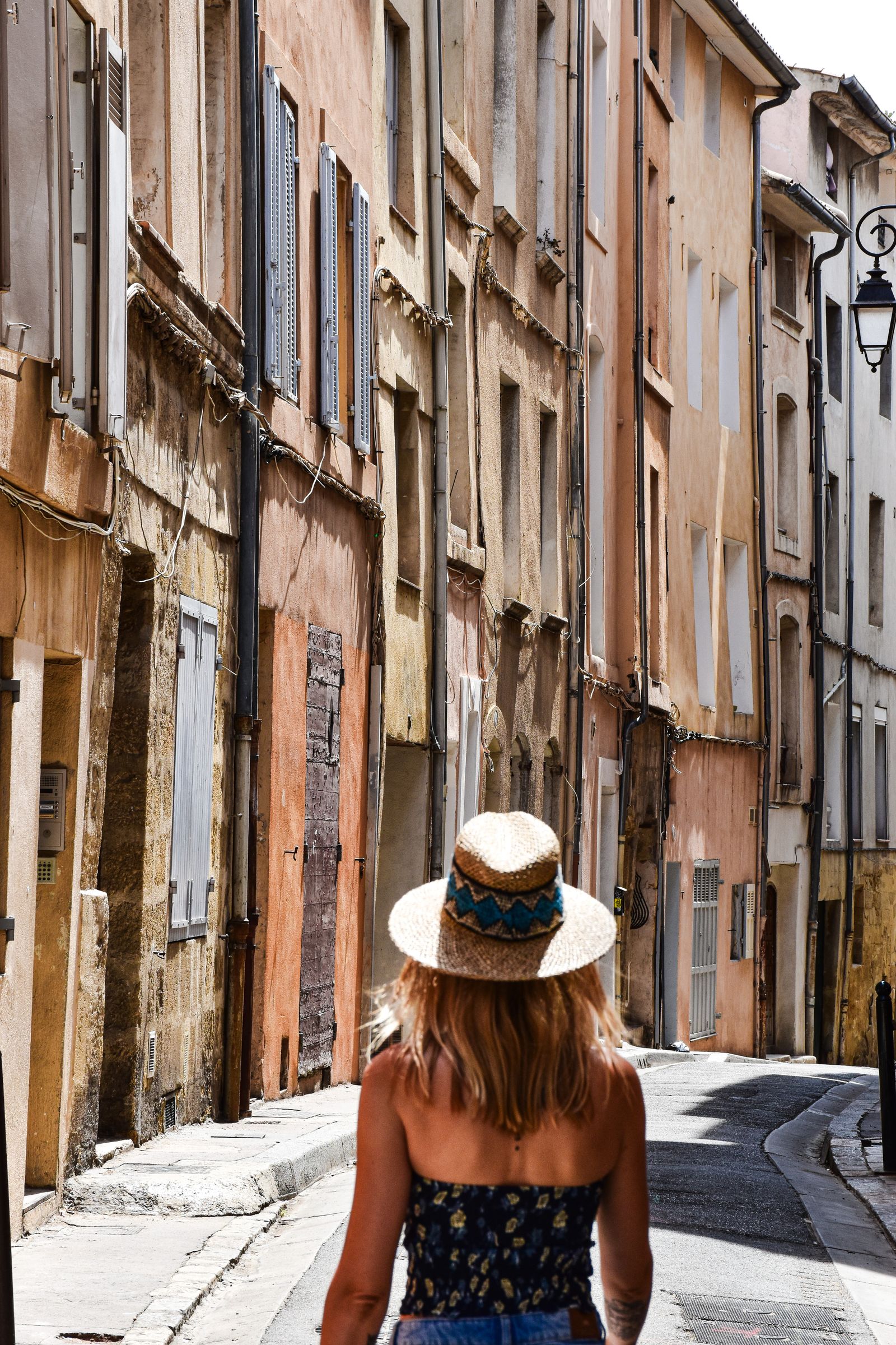Femme dans une rue d'Aix-en-Provence