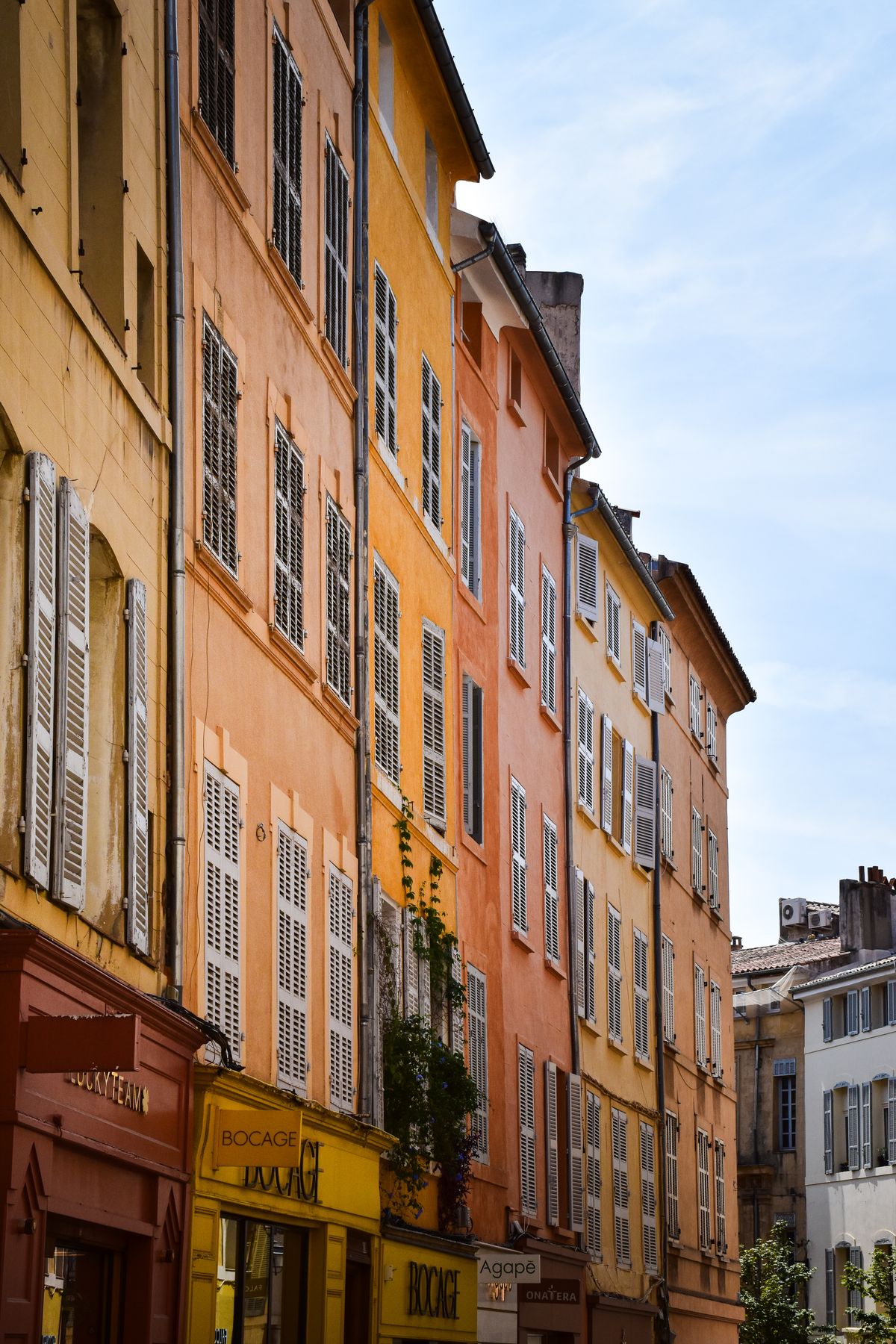 Façades colorées typiques d'une rue du Vieil Aix