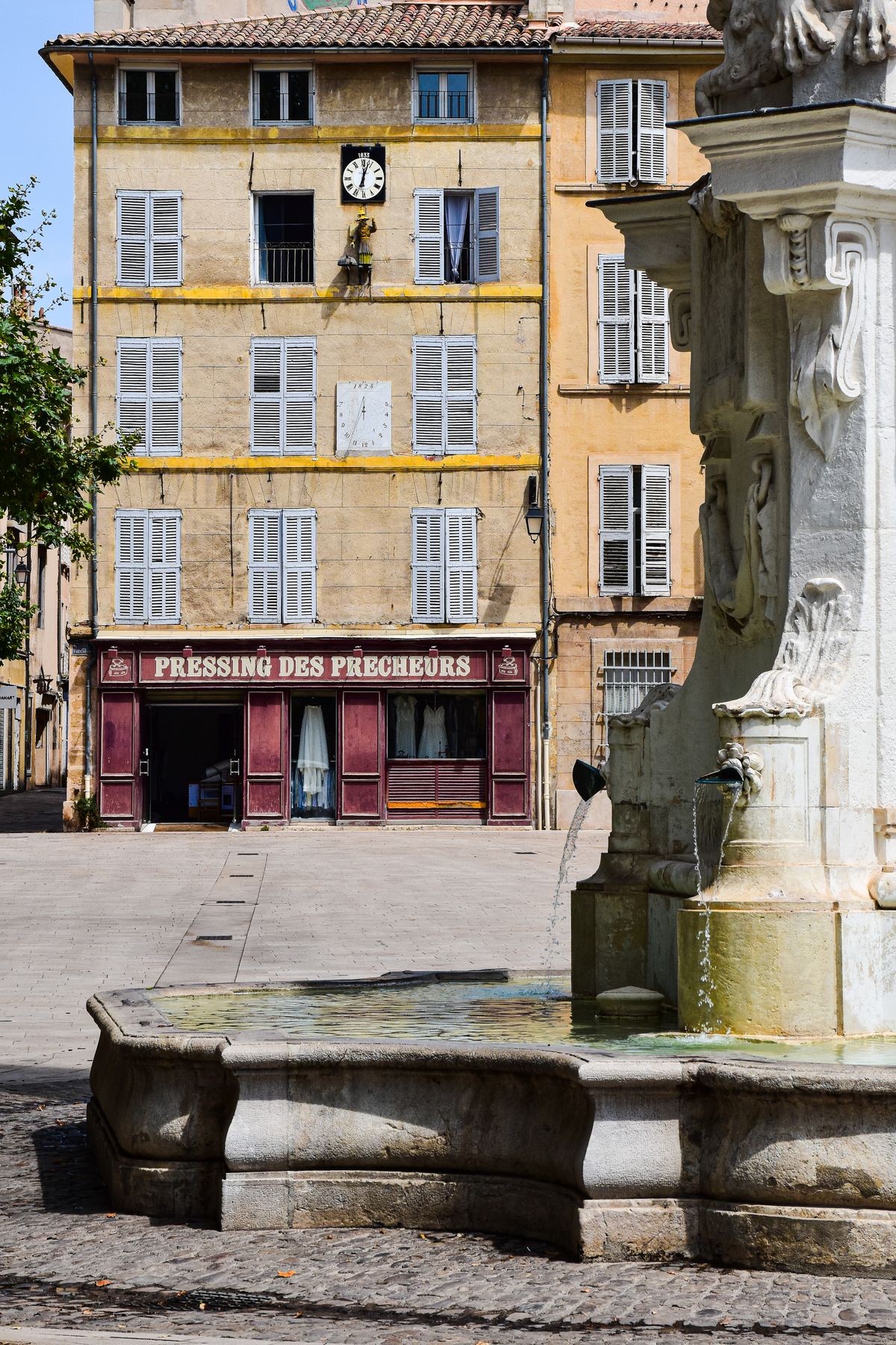 Place historique avec fontaine au cœur d'Aix-en-Provence