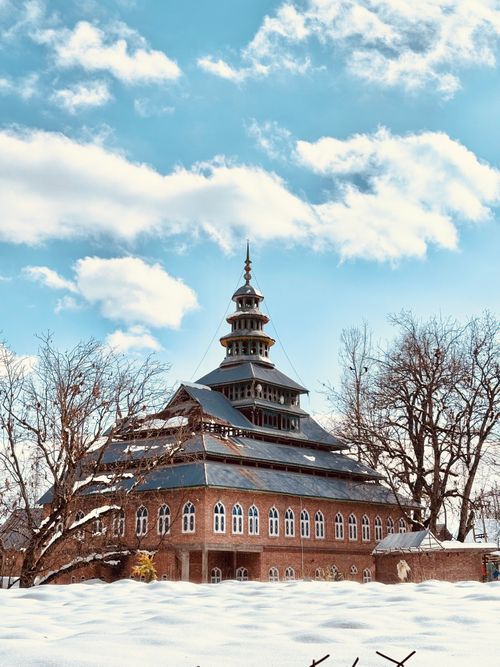 Free A stunning historic mosque surrounded by snow during a clear winter day. Stock Photo