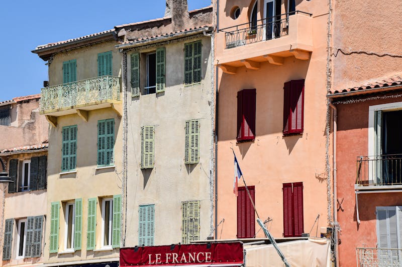Bâtiments colorés avec volets traditionnels à Cassis, France