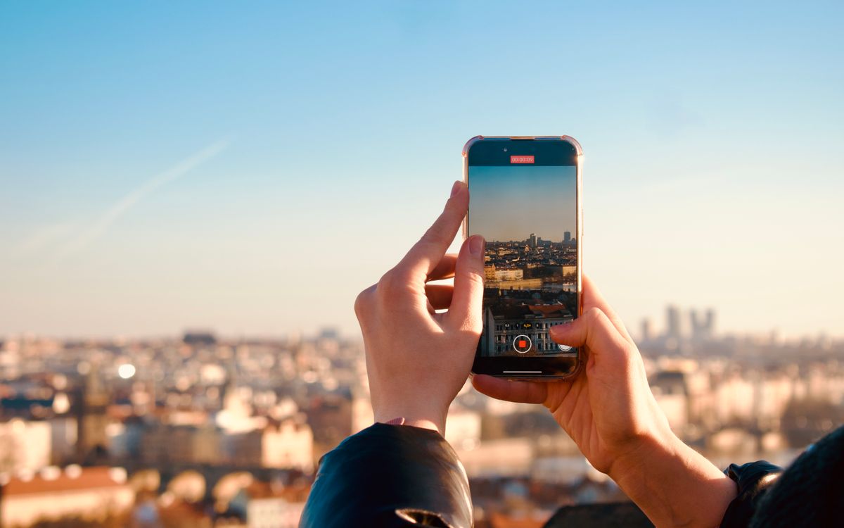 Using a connected smartphone to photograph a city skyline at sunset
