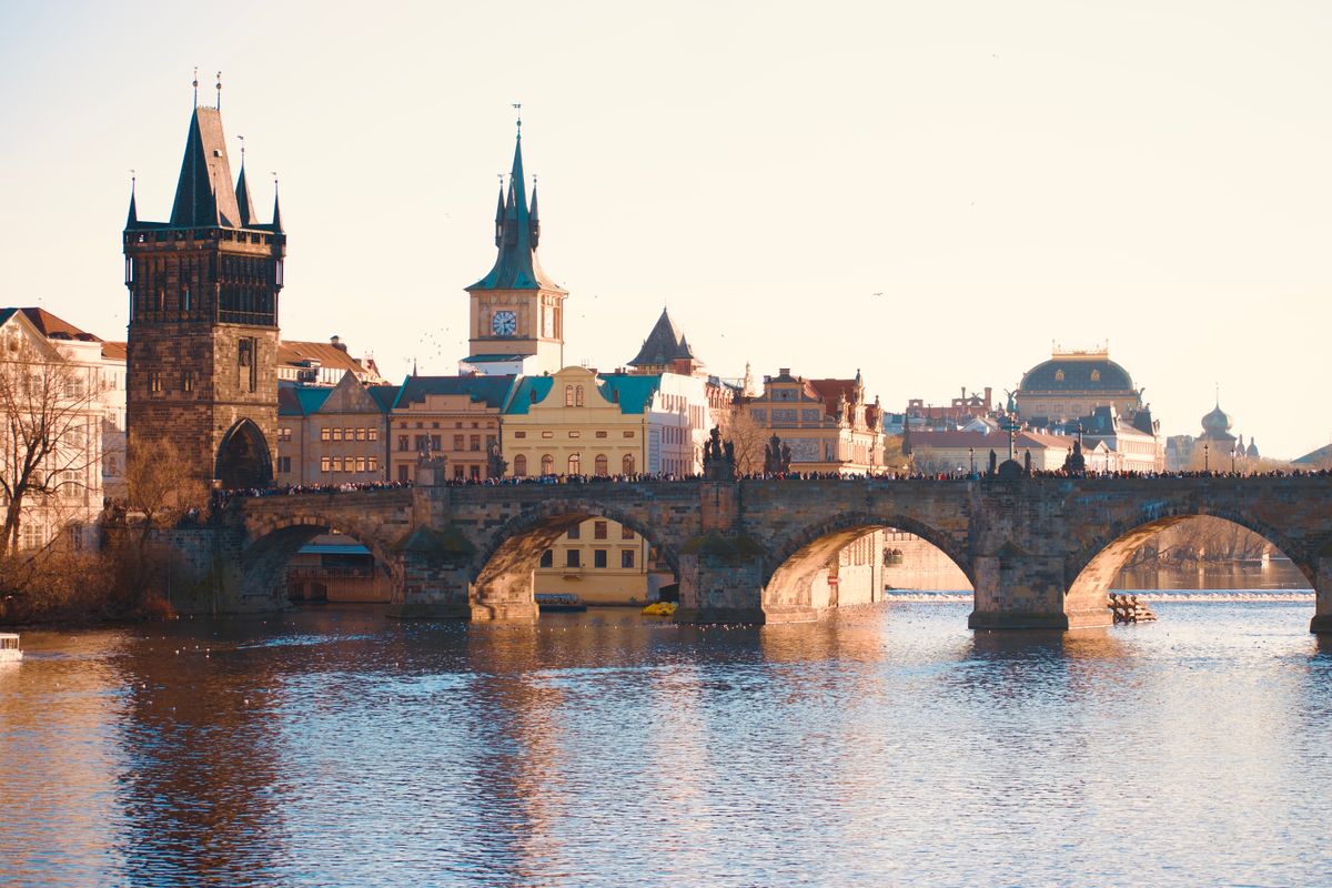 Podul Carol peste râul Vltava, cu clădirile istorice din Praga în fundal