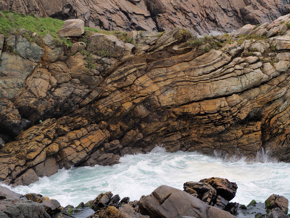 Stânci de coastă la Malpica, în Galiția, Spania