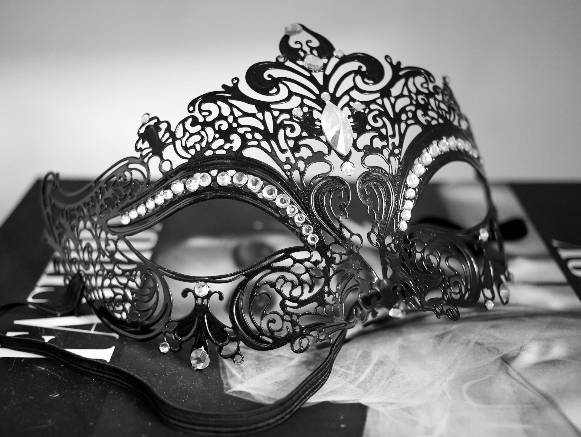 Elegant black masquerade mask with rhinestones, perfect for events and photography.