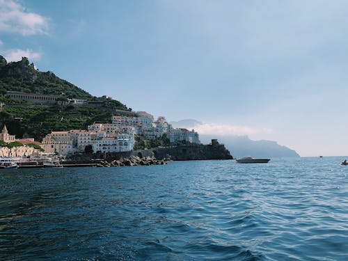 Edifici Vicino Al Corpo D'acqua