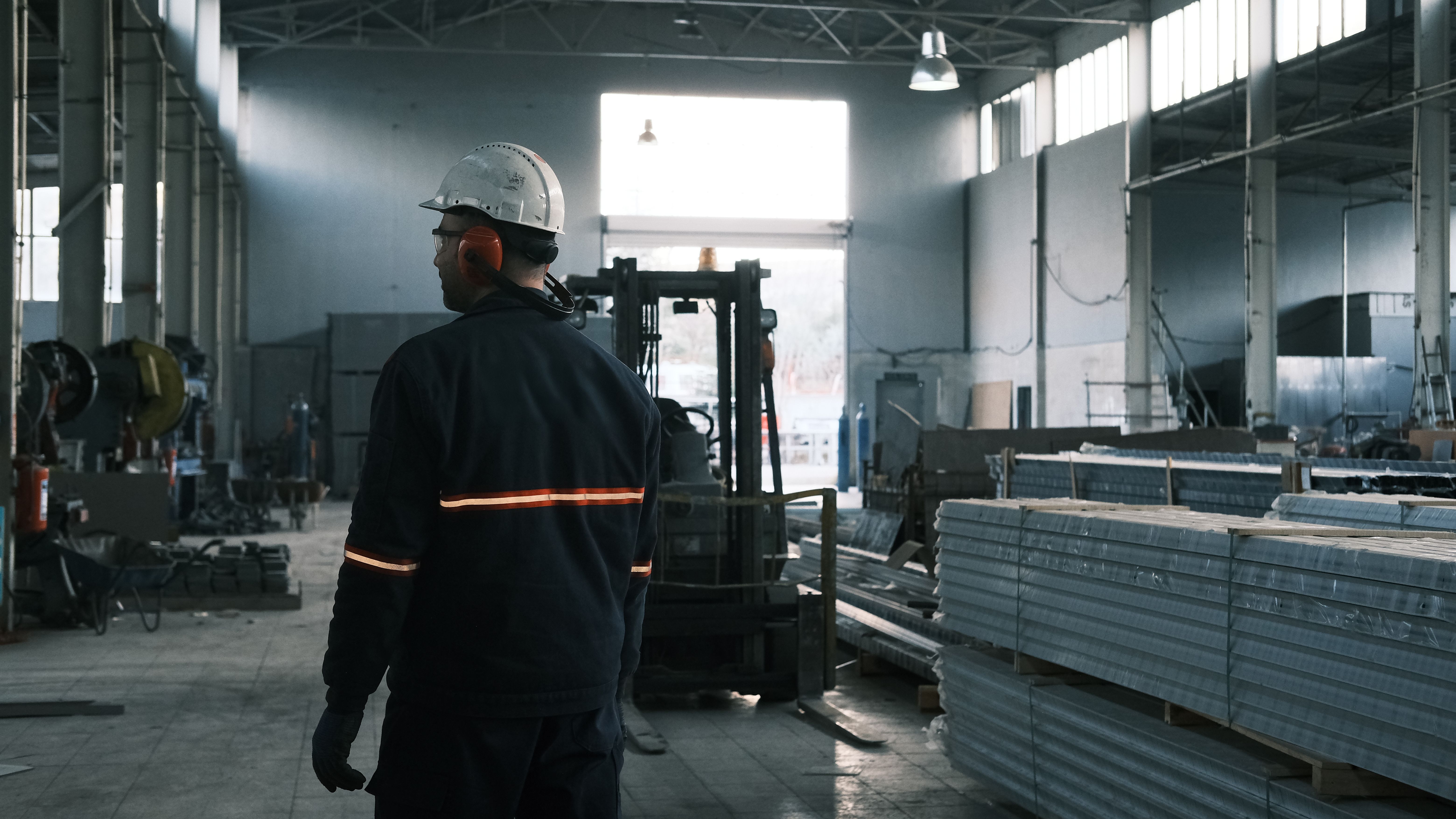 Free A worker in protective gear supervises operations in a modern Ankara factory. Stock Photo