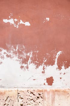 饱经风霜的墙壁特写，油漆剥落，展现出质朴而富有质感的美