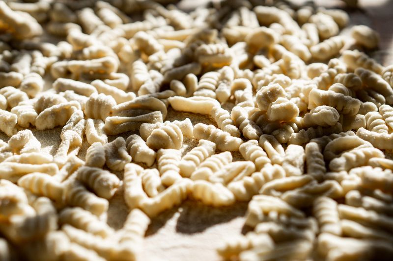 Gros plan sur des pâtes sèches crues aux formes variées en attente de conservation