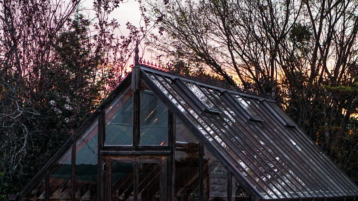 Construire une petite serre en bois pour lhiver