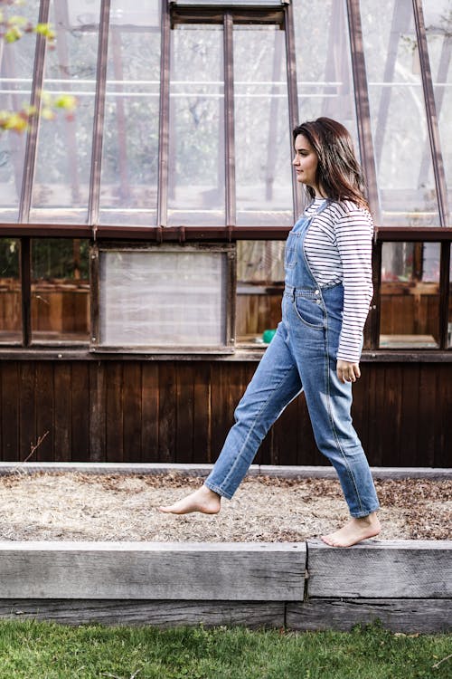 Wanita Mengenakan Terusan Denim Biru