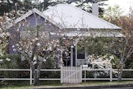 莱乌拉有一处风景如画的迷人住宅，绿树繁茂，白色尖桩栅栏环绕