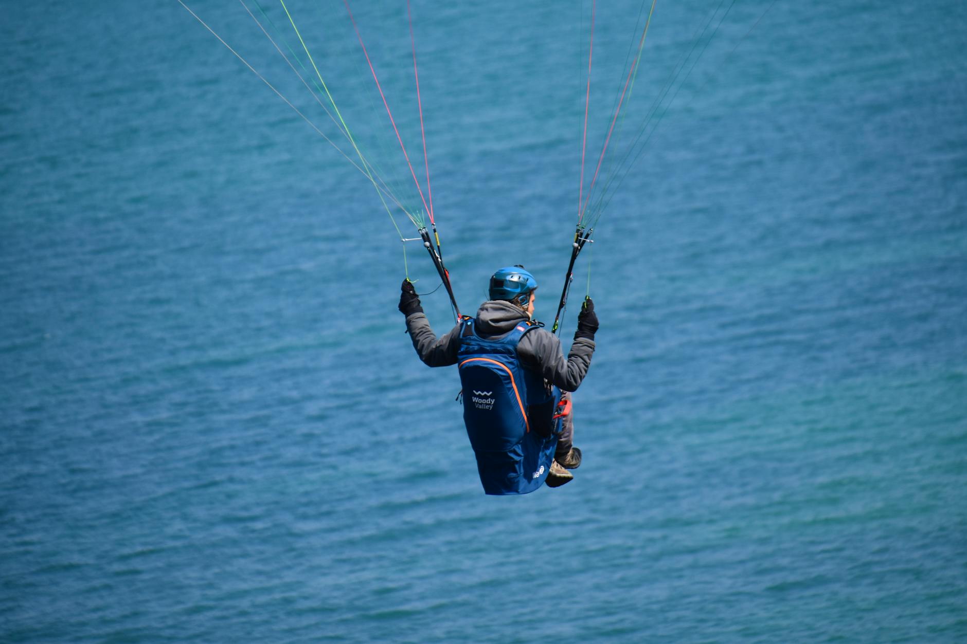 https://www.pexels.com/photo/exciting-paraglider-over-vibrant-blue-ocean-29990607/