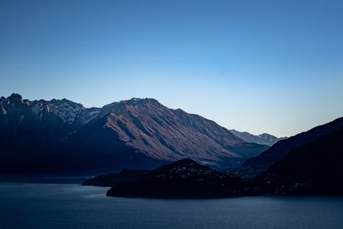 Free Serene mountain landscape with a calm lake at sunrise, capturing natural beauty and tranquility. Stock Photo