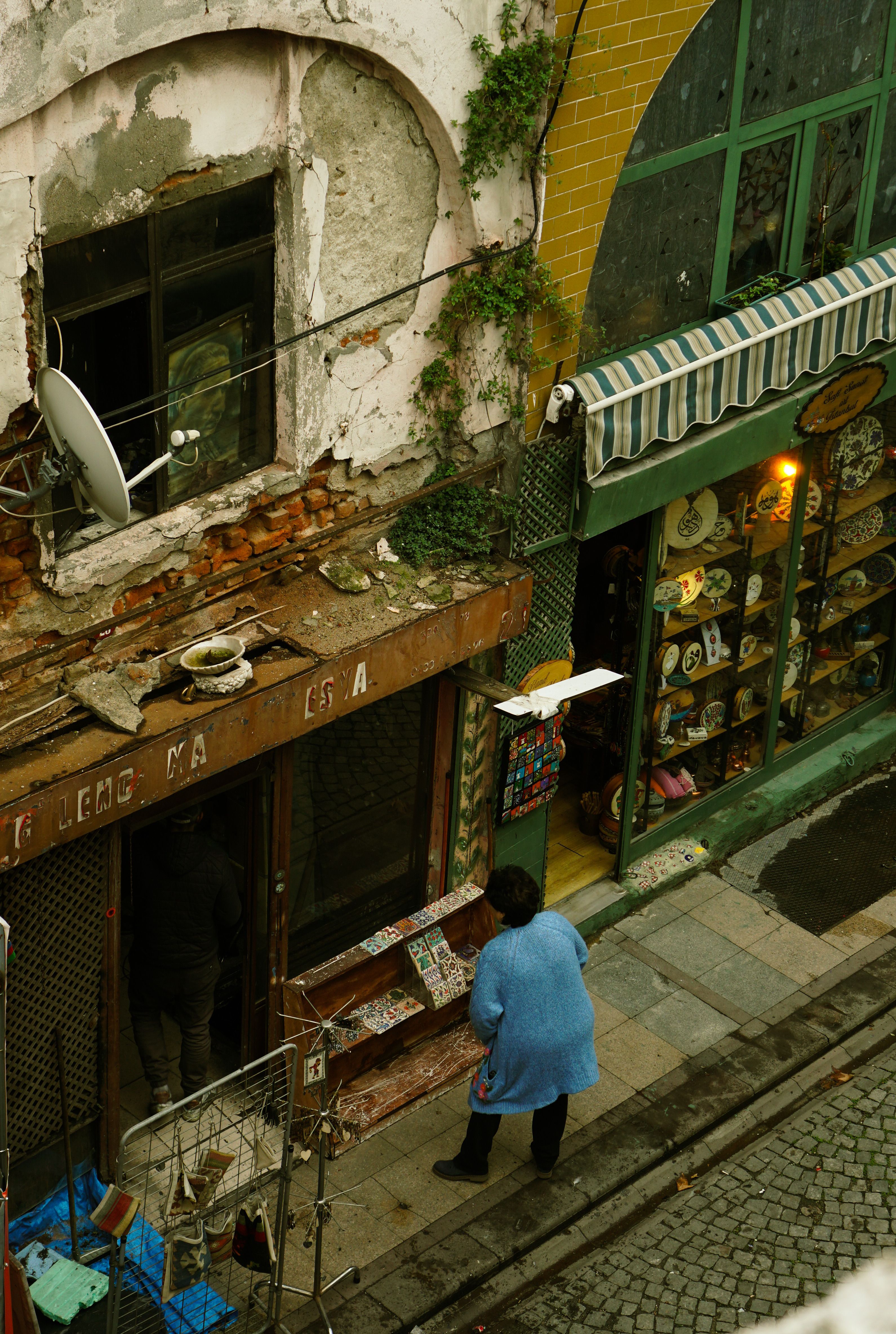 Charming Street View of Vintage Urban Setting · Free Stock Photo