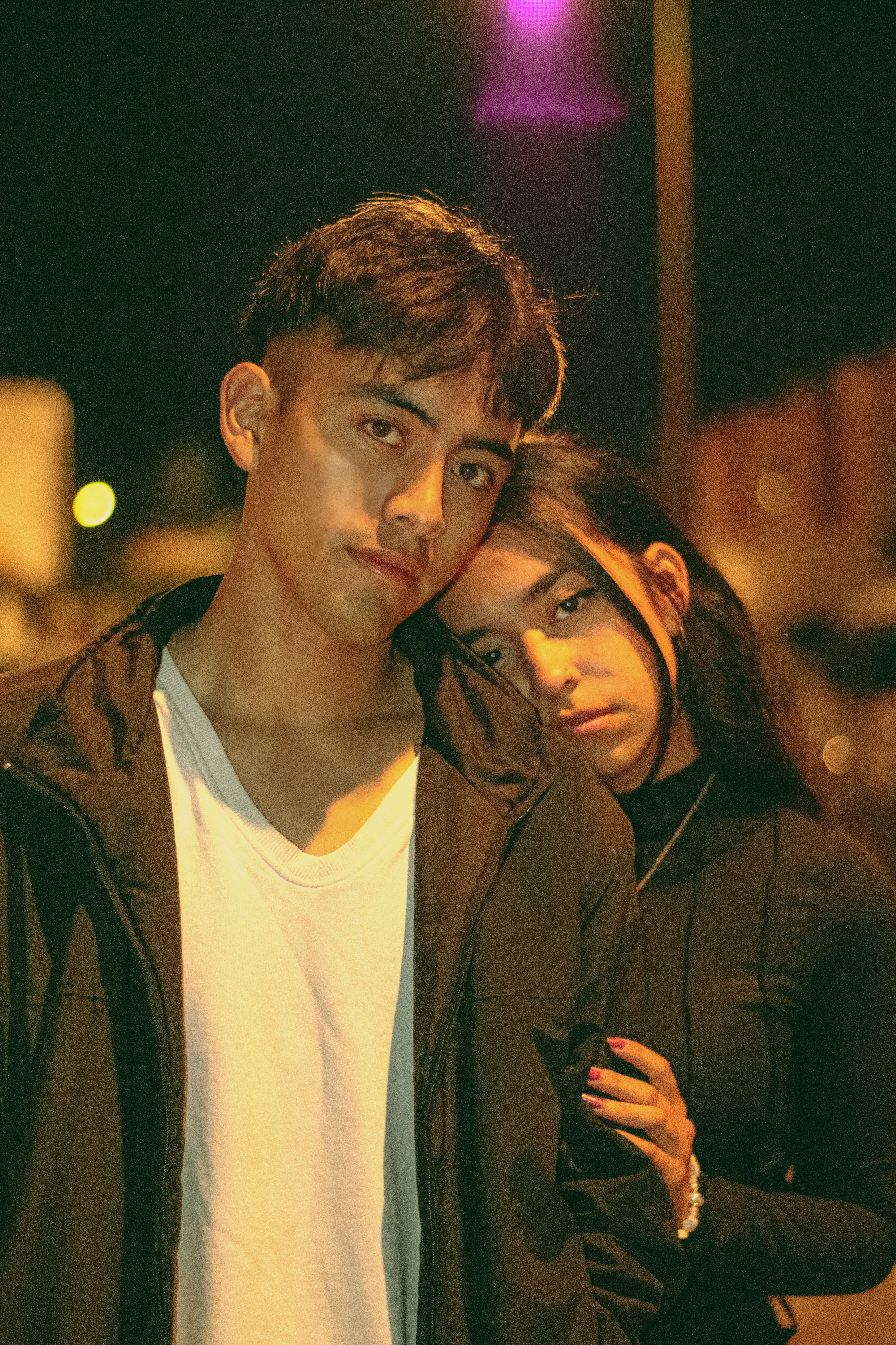 Pareja Joven Abrazándose En La Calle De Noche Urbana · Foto de stock ...