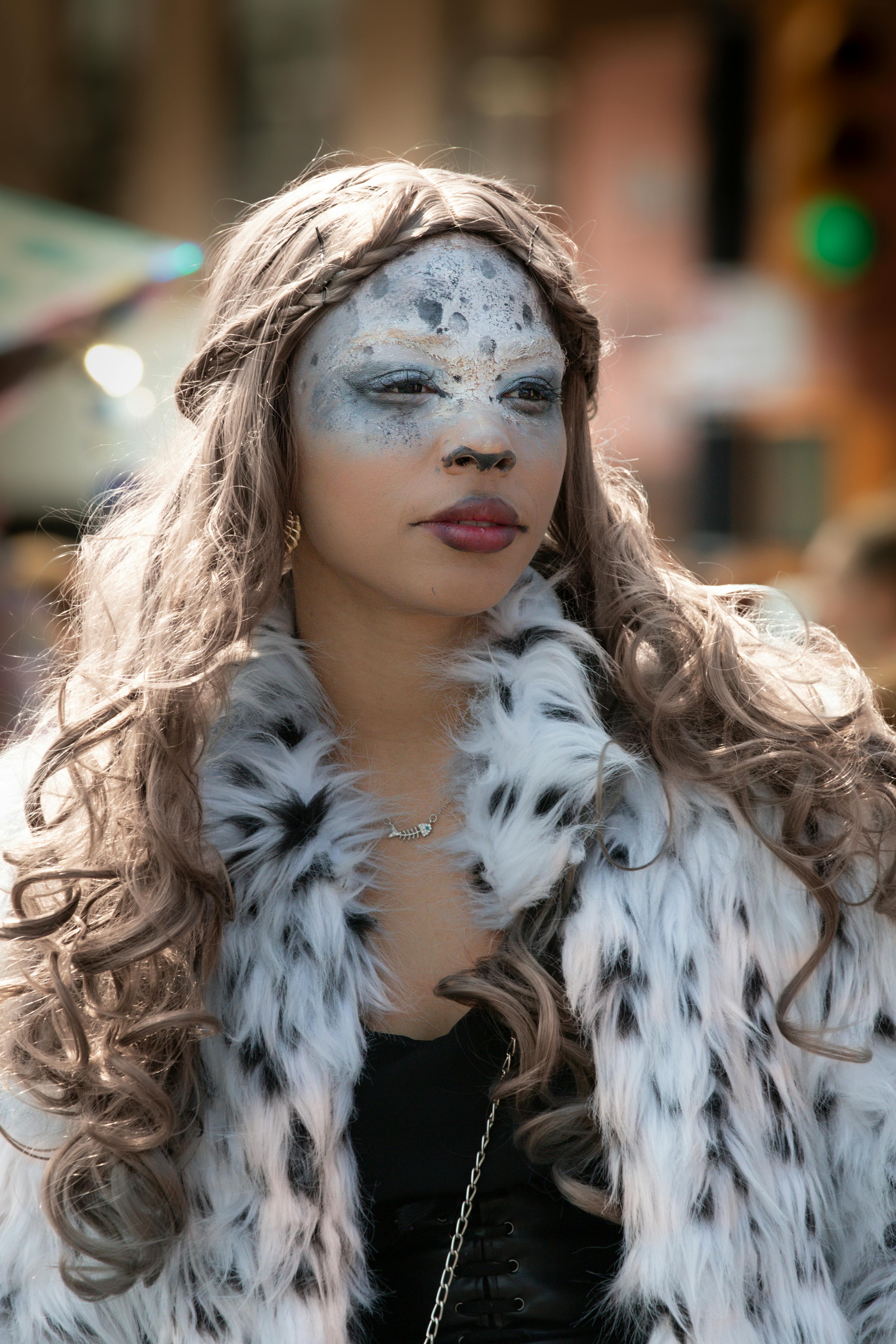 gratis Stijlvolle vrouw met unieke make-up en bontjas, vastgelegd op een straat in New York City. Stockfoto
