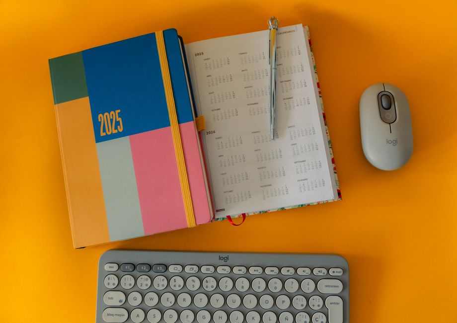 attention is split between tools, tabs, and reminders calendar block desk planning focus block lifestyle photo 1