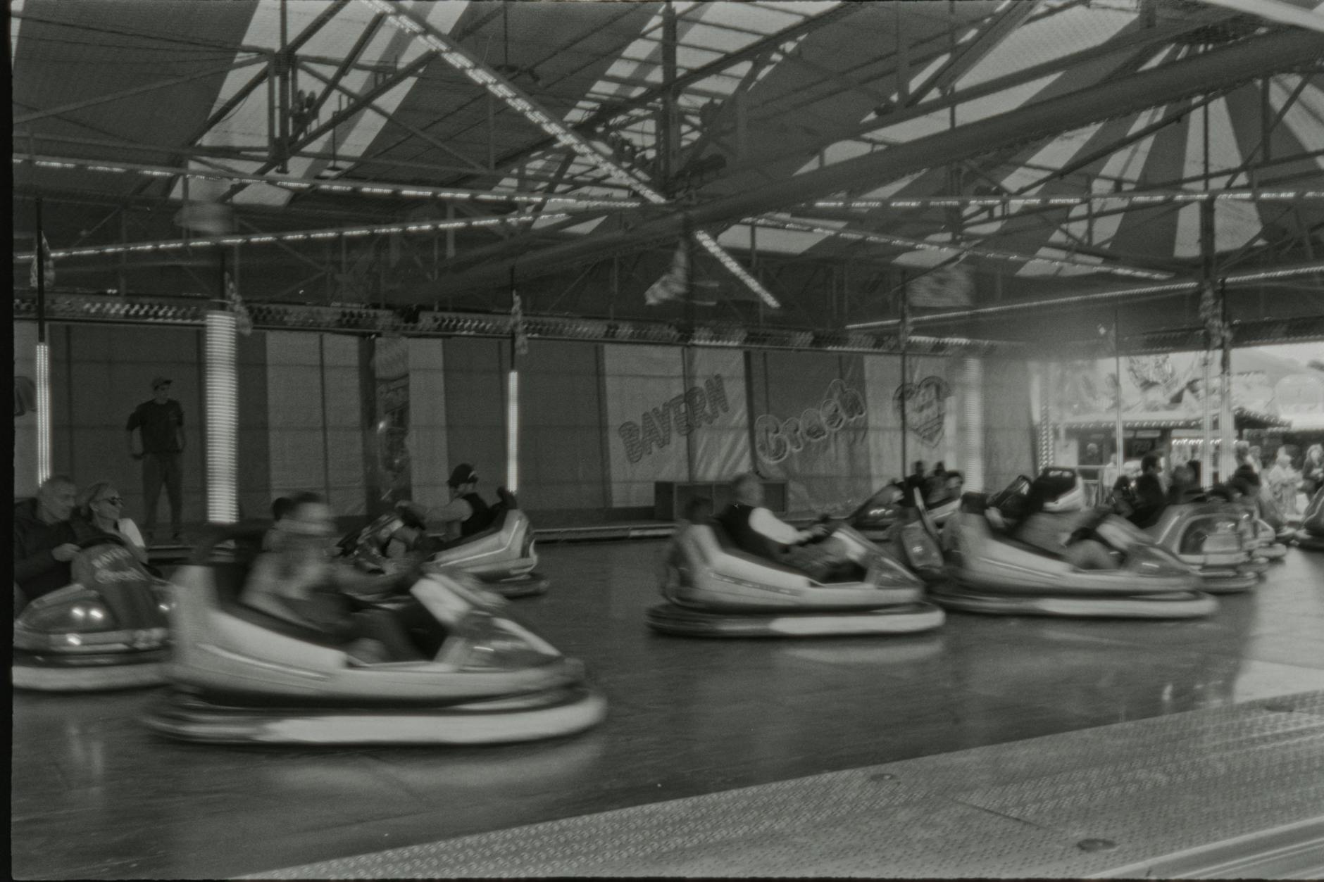 Almanya'ya göç eden mutlu bir aile, ellerinde valizlerle yeni bir hayata başlangıç yaparken gülümsüyor.