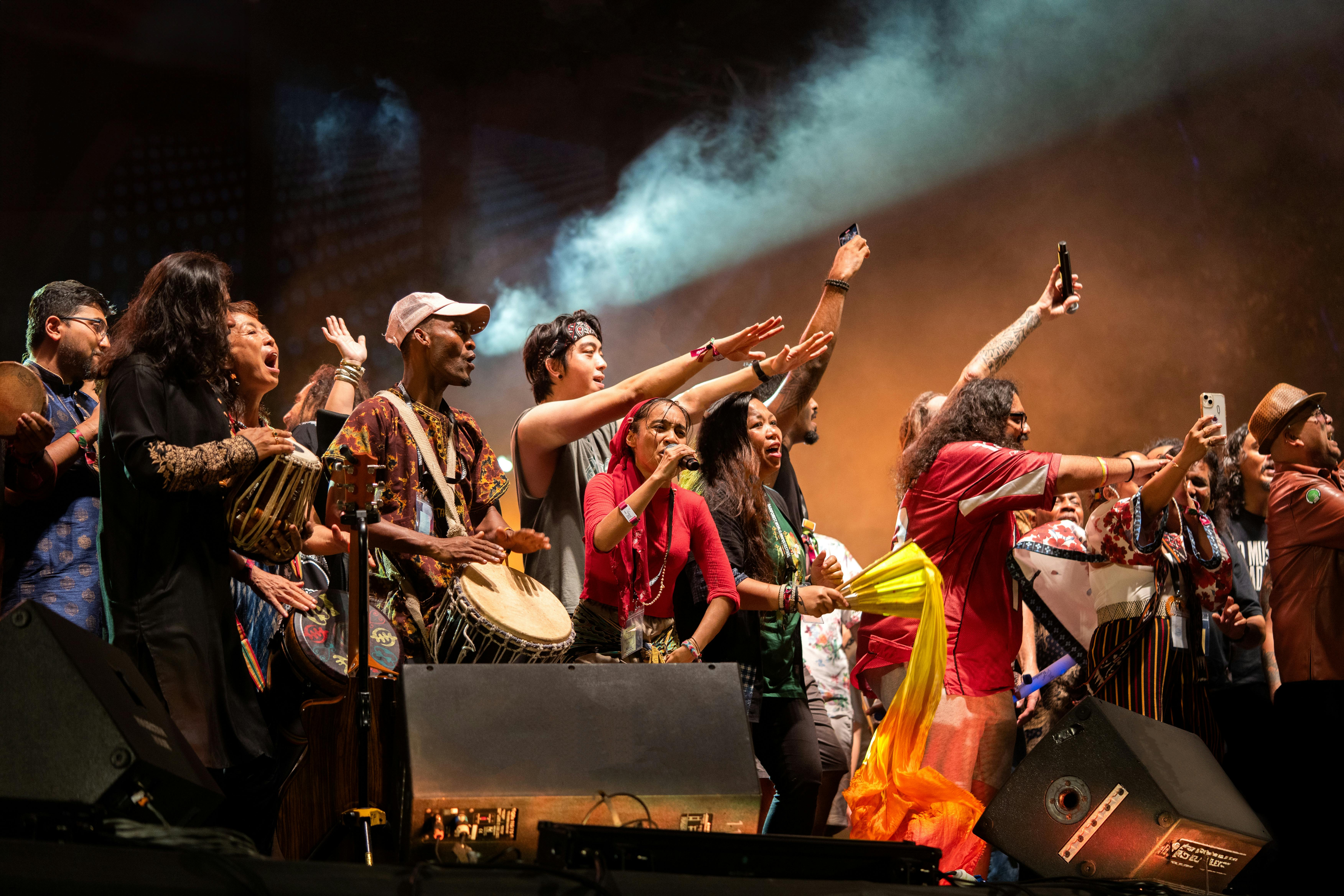 De franc Un grup animat de músics i públic divers gaudint d'un concert. Foto d'estoc