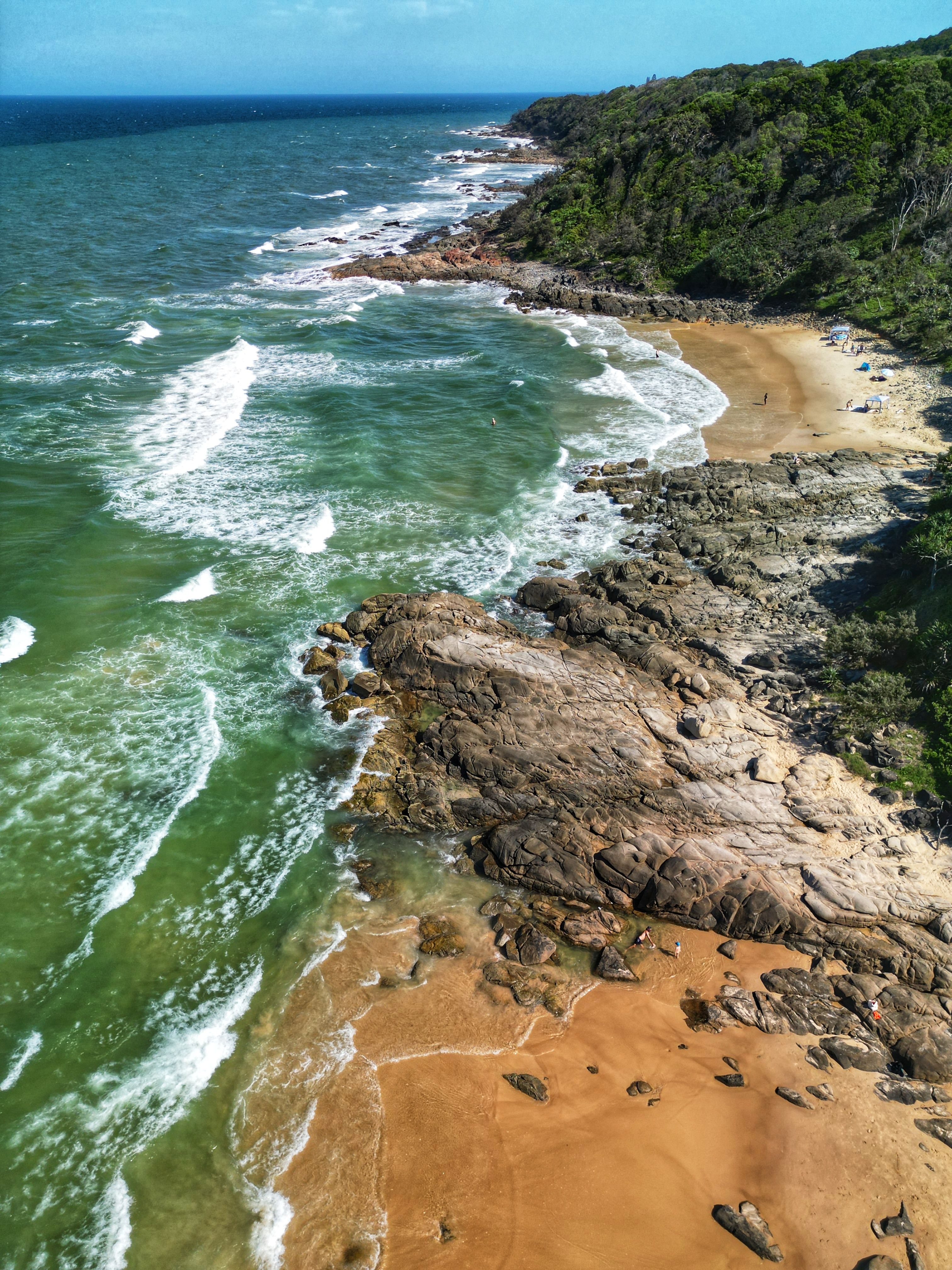 Vista Aérea Panorámica De La Costa Rocosa Y La Playa · Foto de stock ...