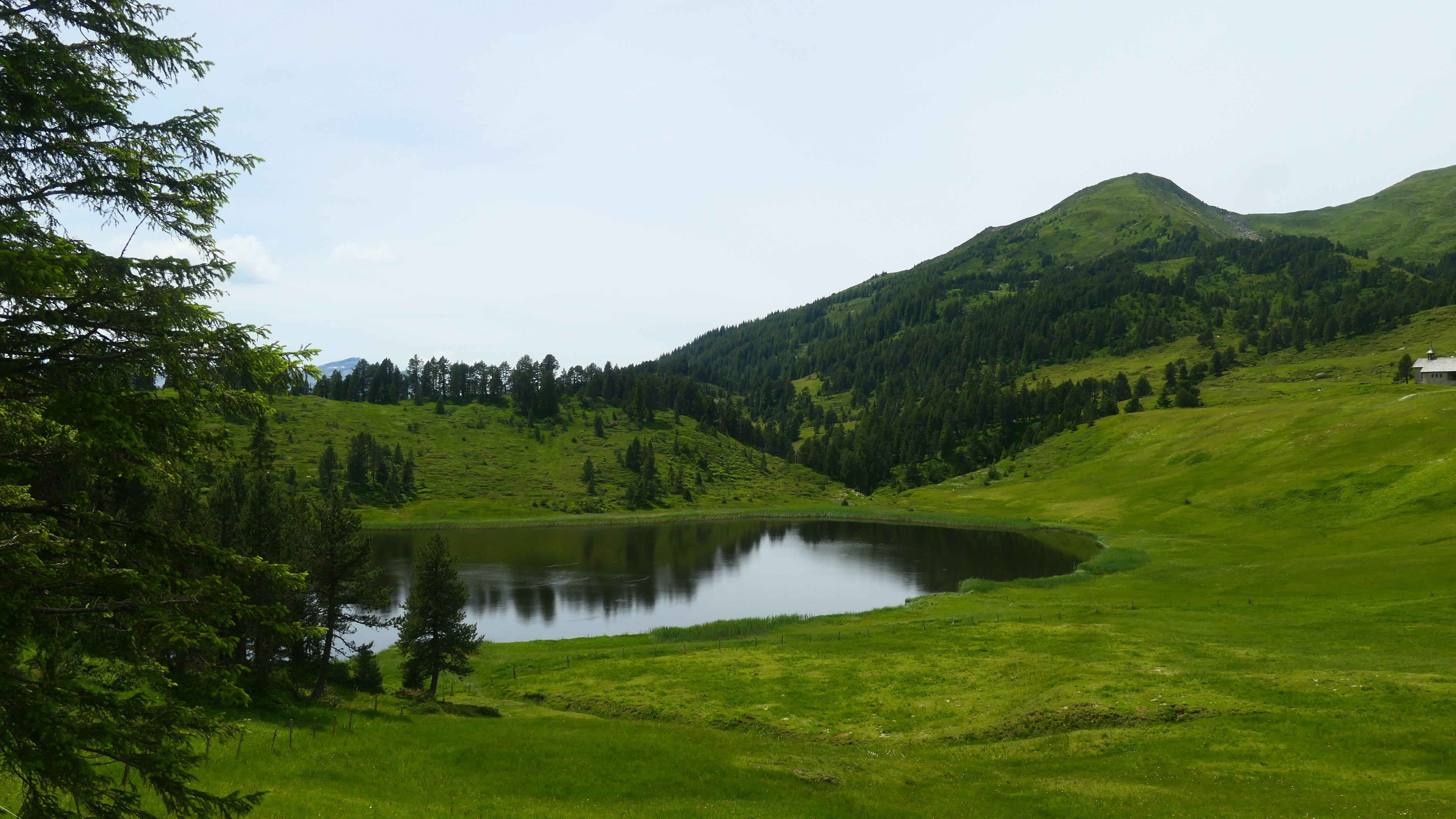 Bergsee mit klarer Wasseroberfläche