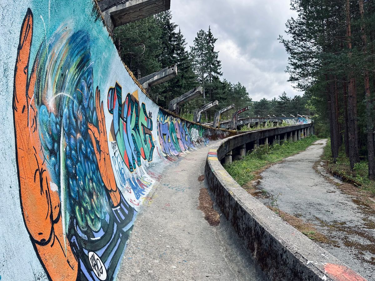 Pista de bob abandonată de la Olimpiada din 1984, acoperită azi de graffiti și vegetație