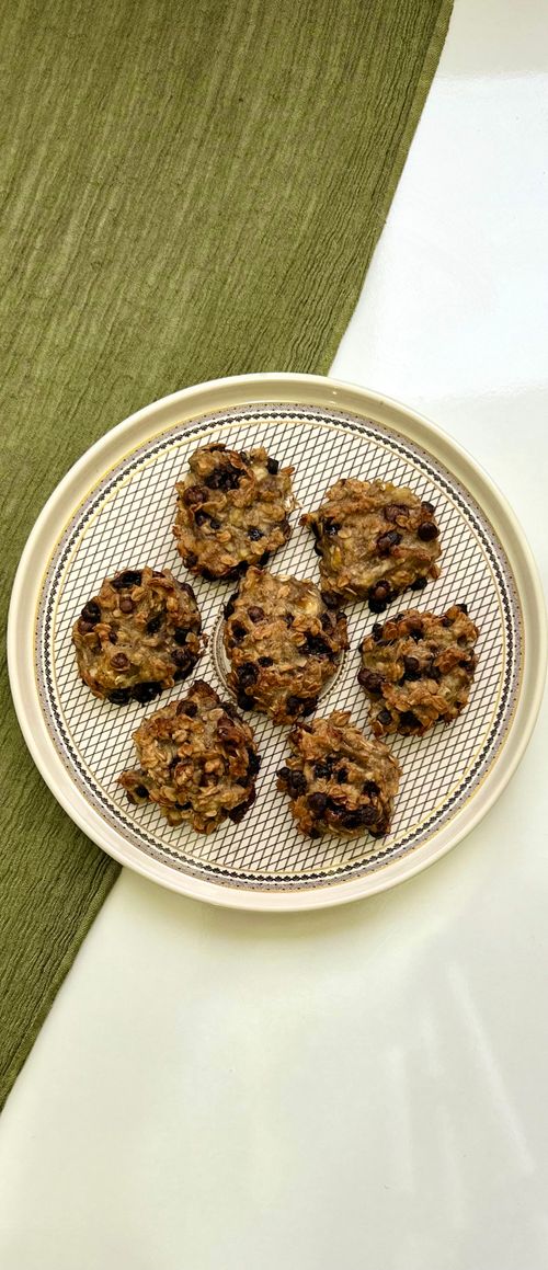 Free Freshly baked chocolate chip cookies arranged on a tray. Stock Photo