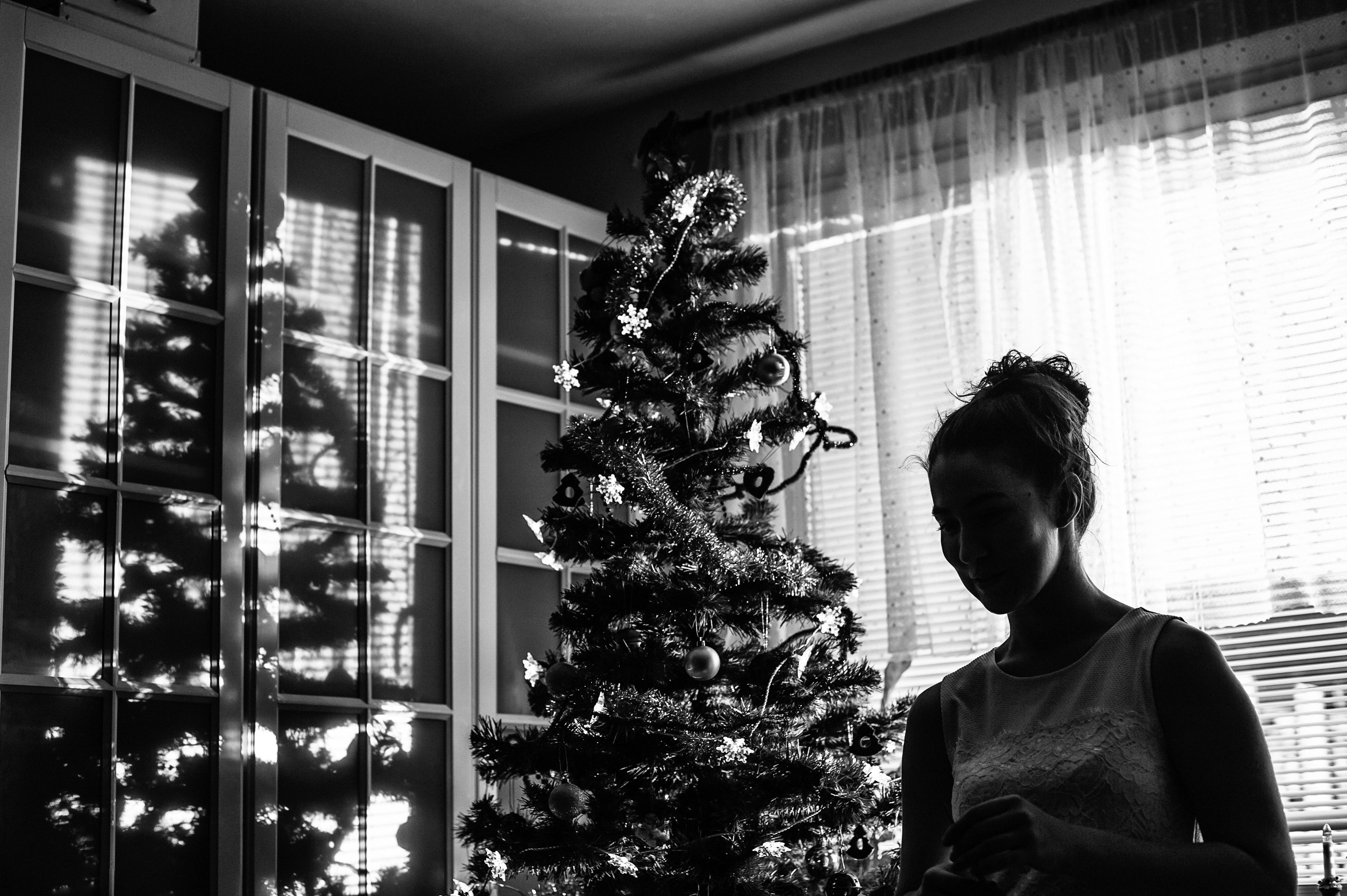 Silhouette De Femme Devant Un Sapin De Noël En Noir Et Blanc · Photo