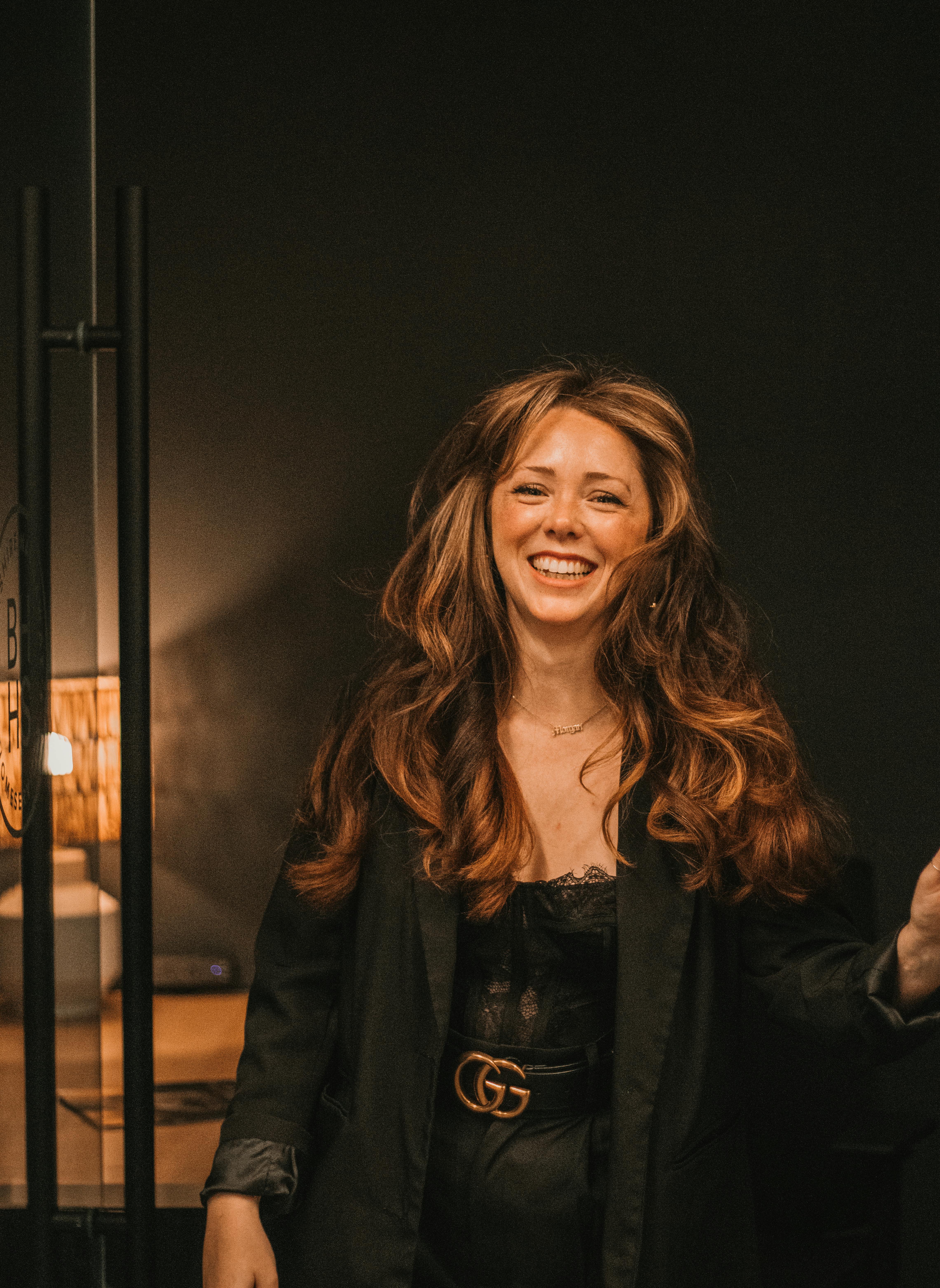 ฟรี หญิงสาวมั่นใจในชุดเก๋ไก๋ที่สำนักงานในร่ม คลังภาพถ่าย