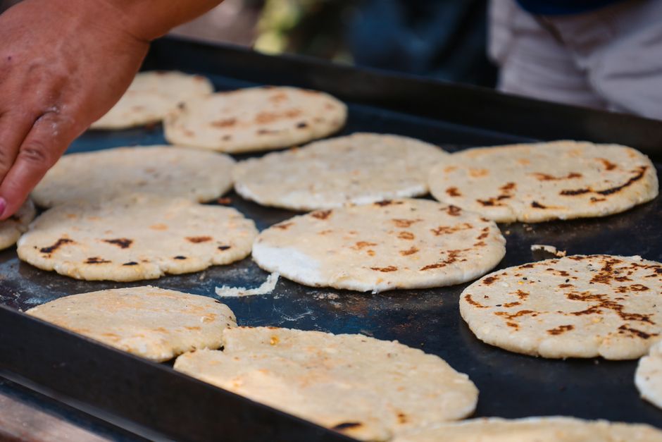 Kolumbiai arepa – töltött kukoricás lepény a Karib-térségből – Colombian arepa traditional corn cake street food