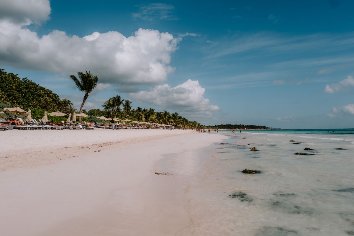 Cancún - Tulum - plajă cu palmieri și oameni la plajă