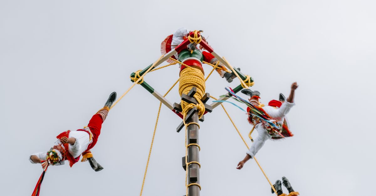 Voladores Ritual Performance Traditional Voladores Dance Performance in Mexico · Free Stock Photo